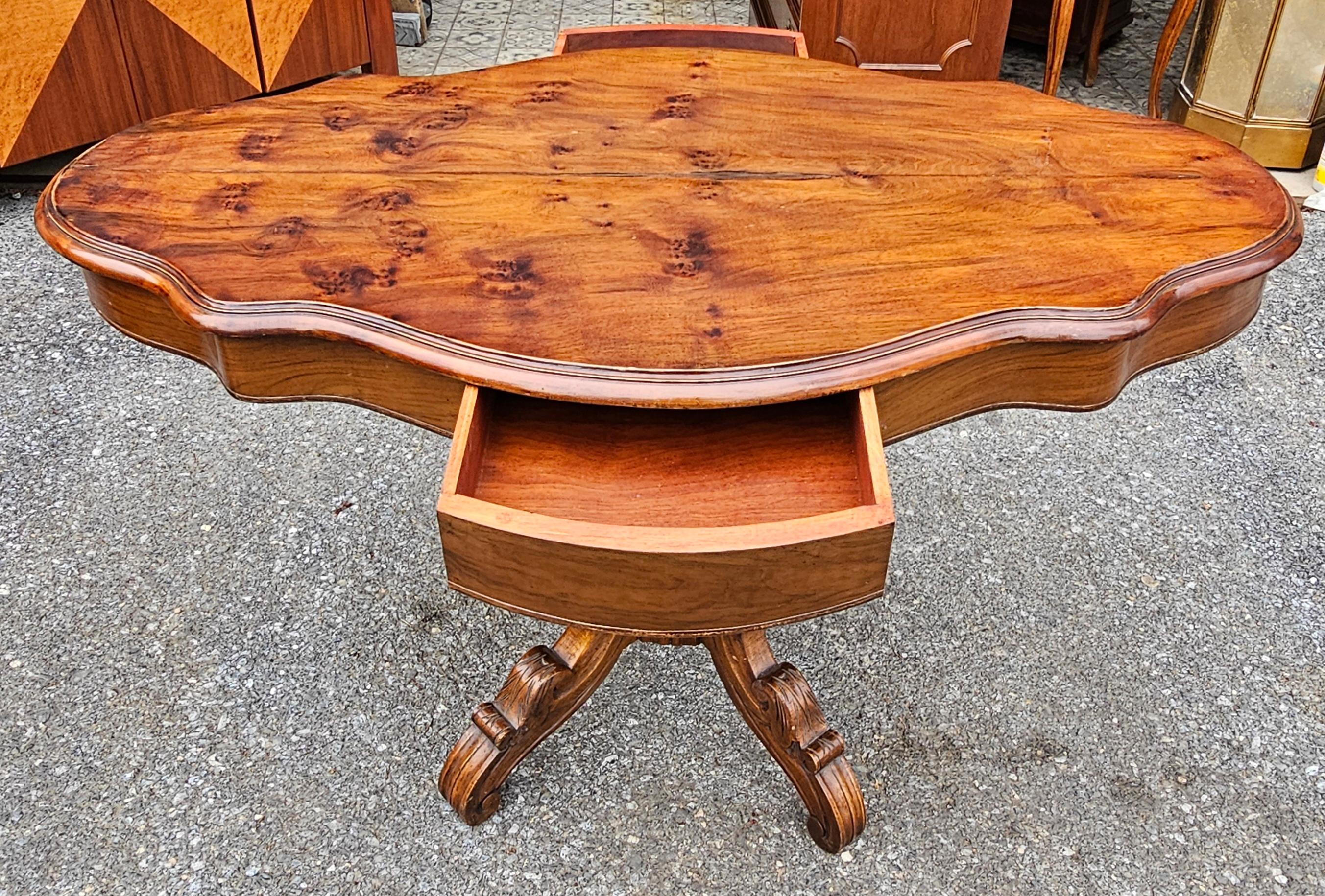 19. Jh. Viktorianischer Renaissancestil Nussbaum Zwei-Schubladen Pedestal Tisch Mitte (Walnuss) im Angebot