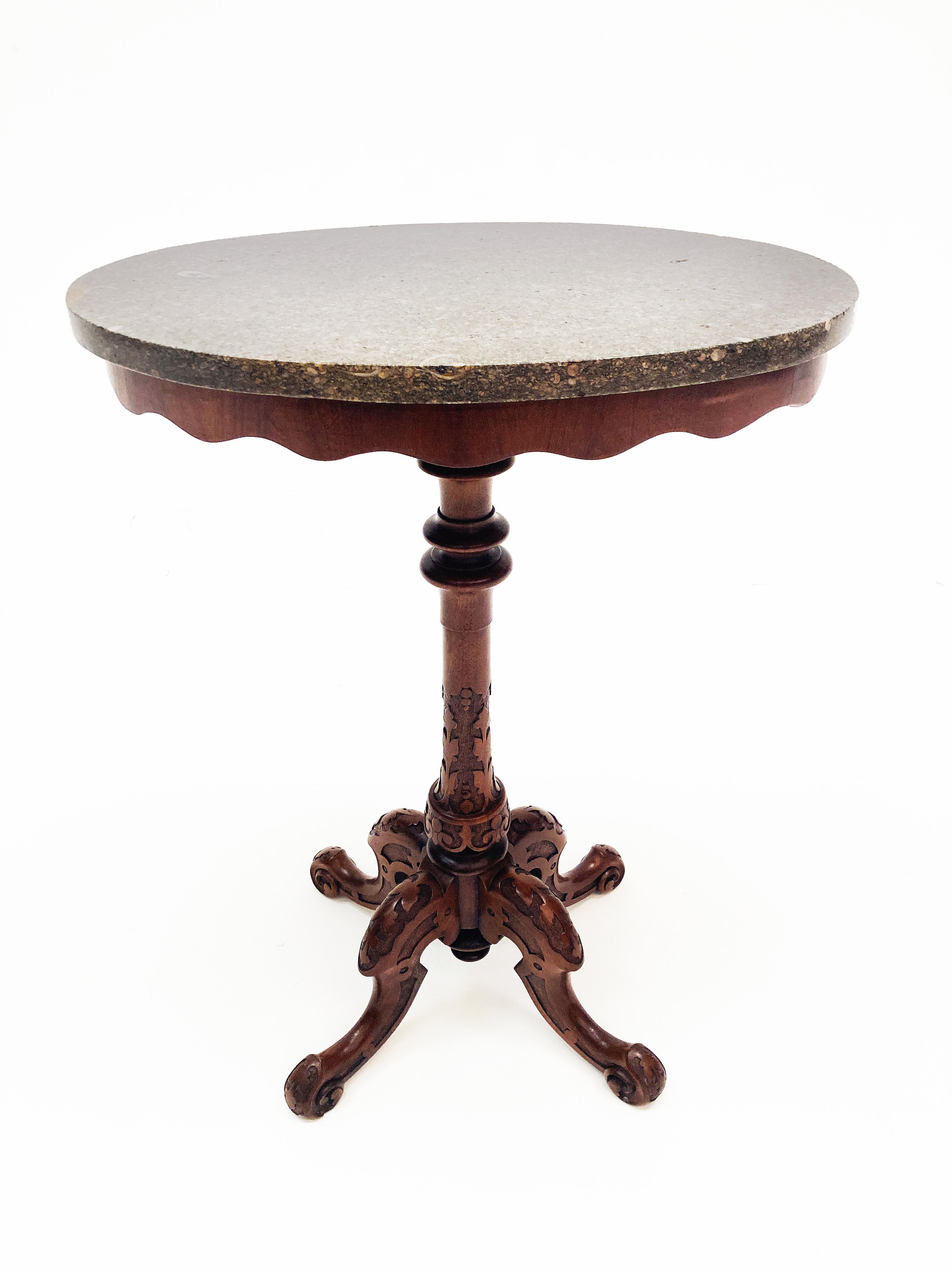 Cette étonnante petite table est un must pour ceux qui recherchent une touche d'artisanat ancien unique, avec la bonne dose de bois riche et de marbre fabuleux. Cette pièce exceptionnelle est dotée d'une colonne unique tournée et sculptée qui se