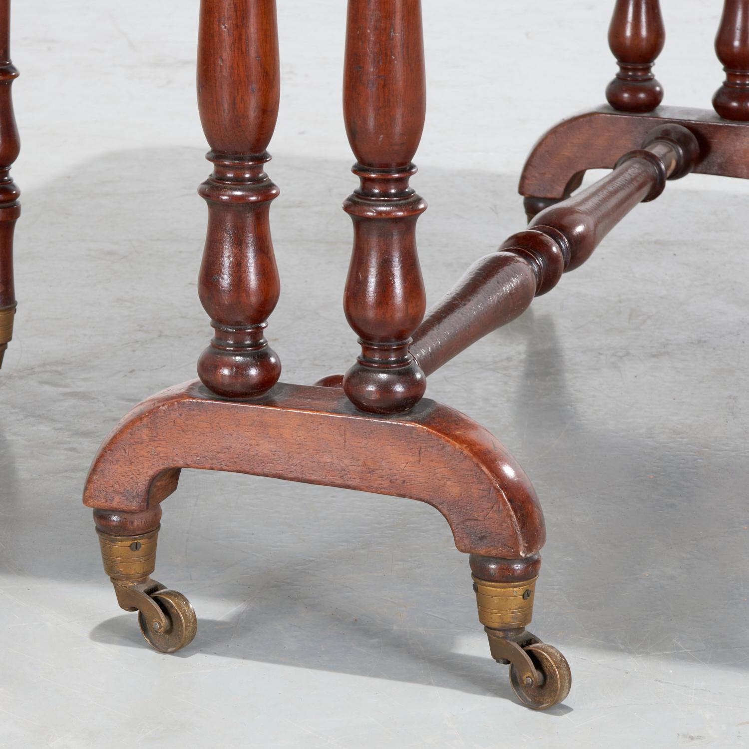 19th C. Victorian Walnut Sutherland Drop Leaf Table with Turned Baluster Legs In Good Condition For Sale In Morristown, NJ