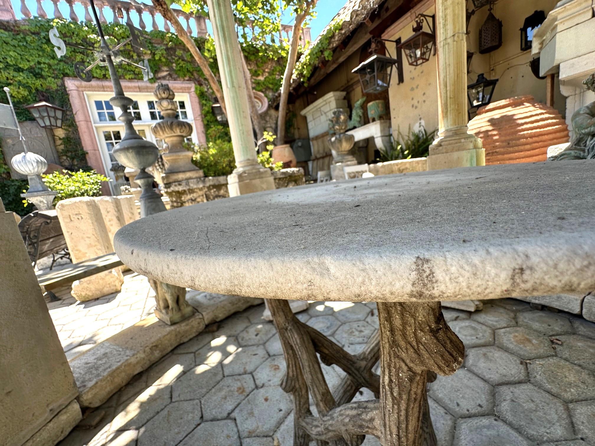 A.I.Boi, table de jardin en faux bois et plateau rond en pierre sculptée à la main, 19ème C. en vente 4