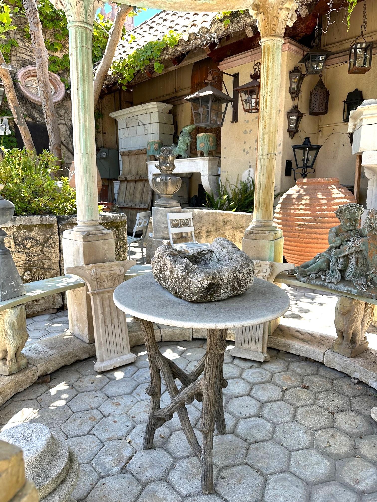 A.I.Boi, table de jardin en faux bois et plateau rond en pierre sculptée à la main, 19ème C. en vente 5