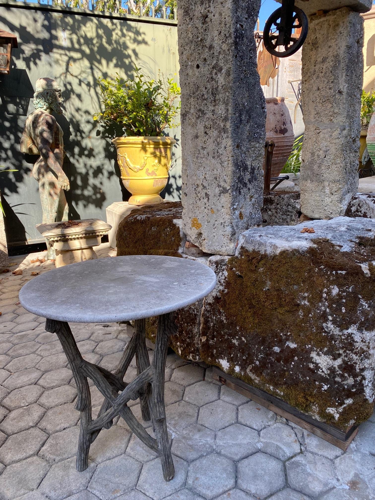 A.I.Boi, table de jardin en faux bois et plateau rond en pierre sculptée à la main, 19ème C. en vente 11