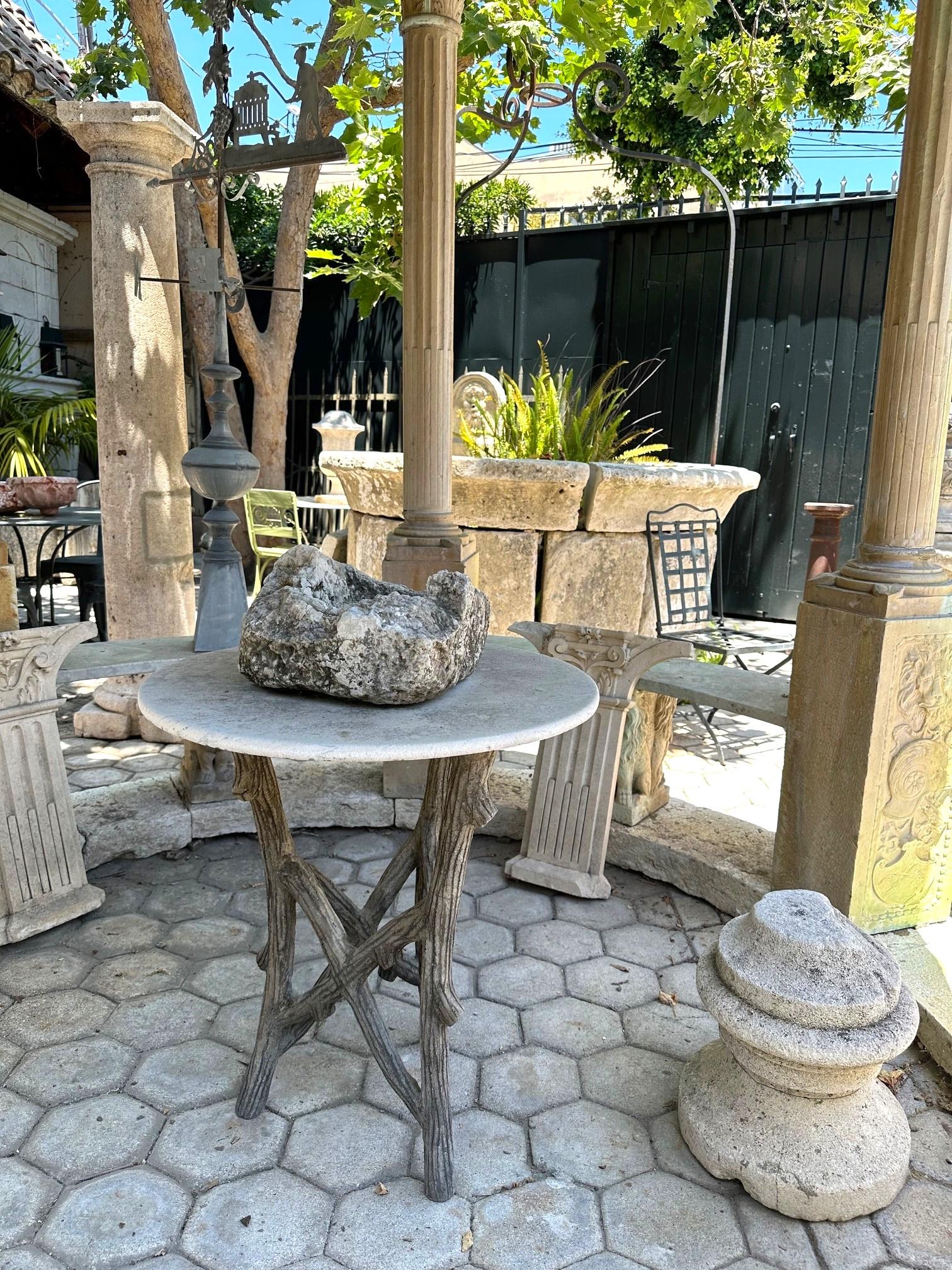 A.I.Boi, table de jardin en faux bois et plateau rond en pierre sculptée à la main, 19ème C. en vente 12