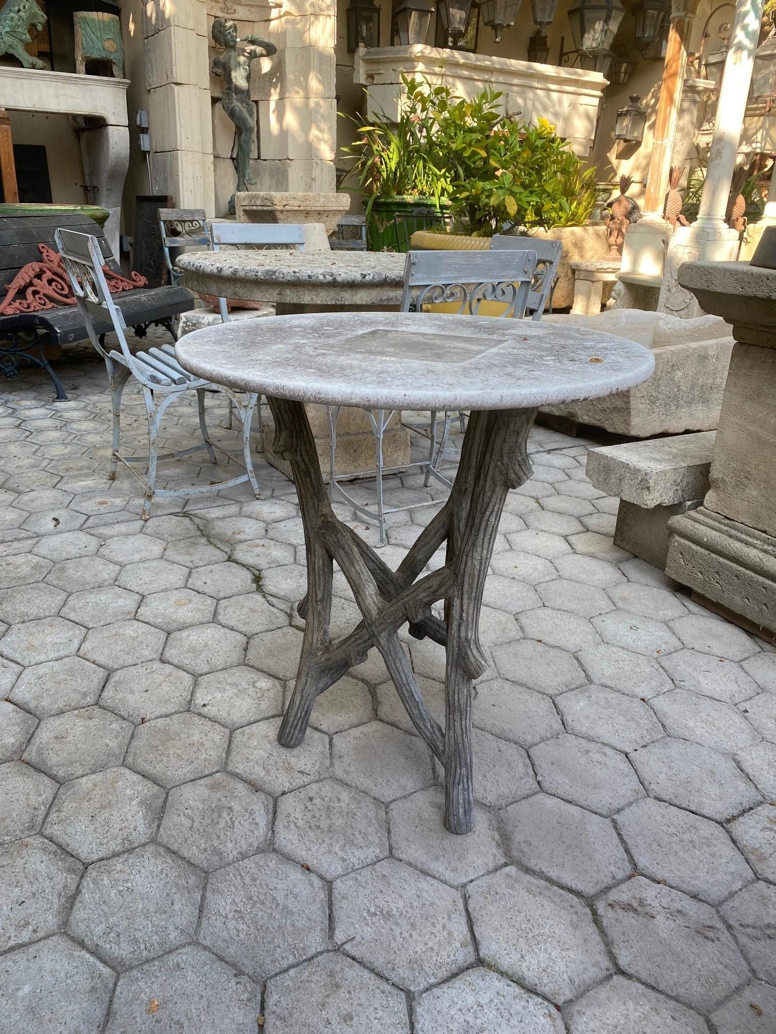 A.I.C. Vintage French Faux Bois Garden Tree Table & Hand Carved Stone Round Top . Table d'appoint circulaire ancienne Table de jardin ou de centre . table de jardin vintage en faux bois et pierre sculptée à la main . Cette pièce magnifiquement