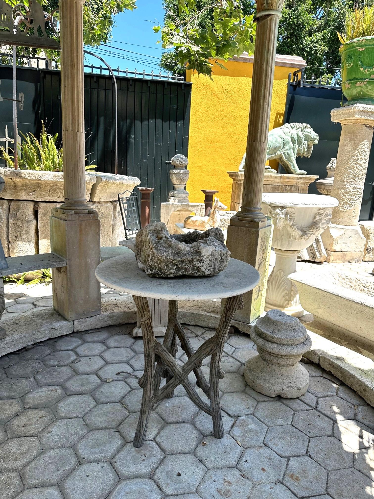 Français A.I.Boi, table de jardin en faux bois et plateau rond en pierre sculptée à la main, 19ème C. en vente