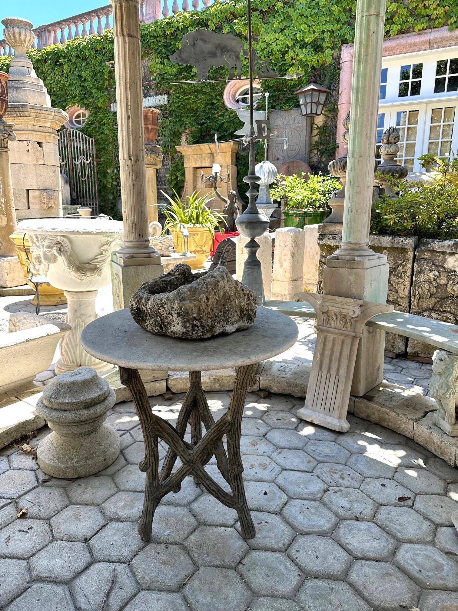 A.I.Boi, table de jardin en faux bois et plateau rond en pierre sculptée à la main, 19ème C. Bon état - En vente à West Hollywood, CA