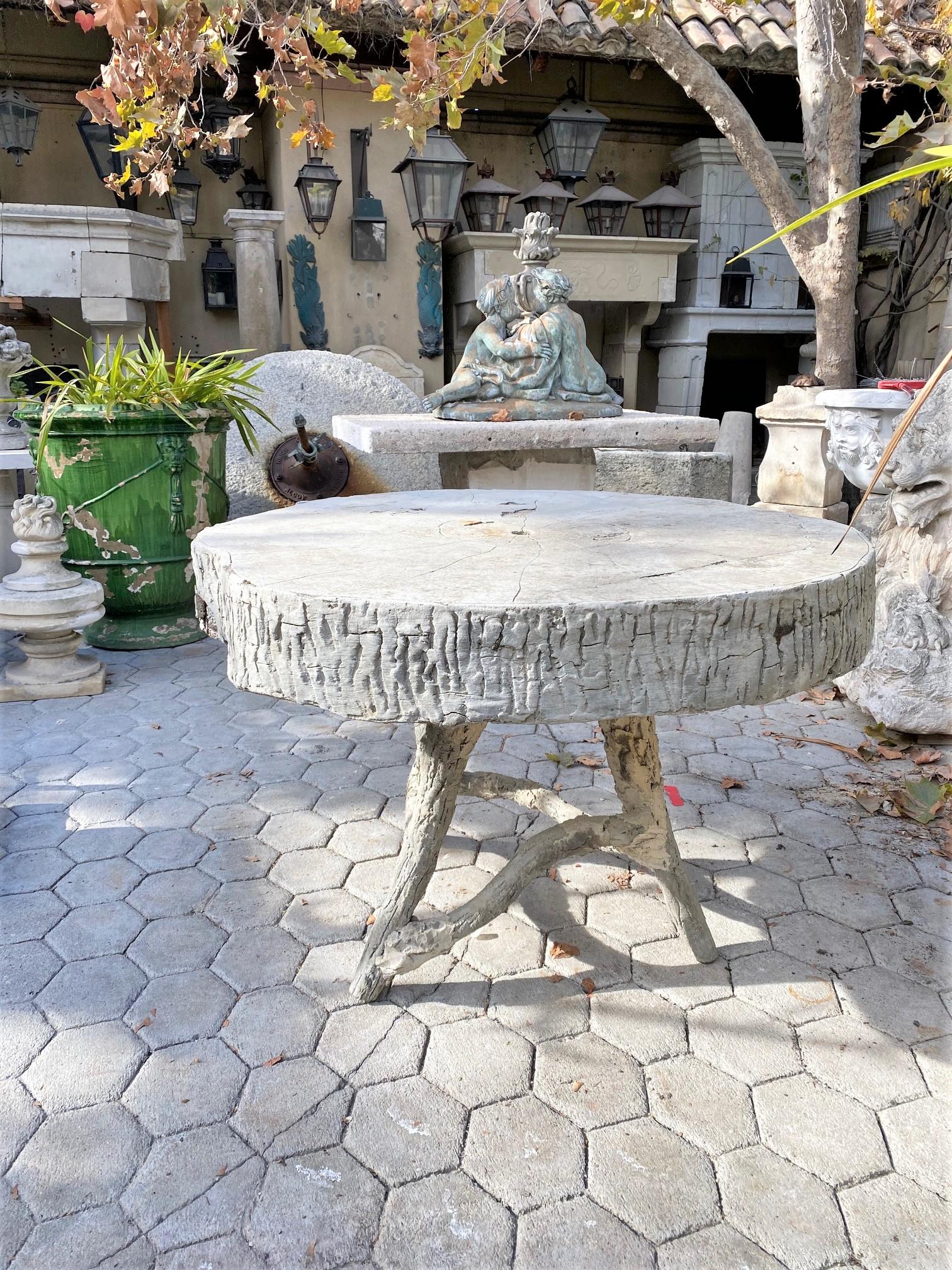 19. C. Vintage Large Faux Bois Garden Tree Table & Hand Crafted Round Top . Antike Akzent runde Tabelle Garten oder als eine große Center Table. Vintage Giardino D'Inverno faux bois. Dieses wunderschön geformte und handgefertigte Stück hat ein