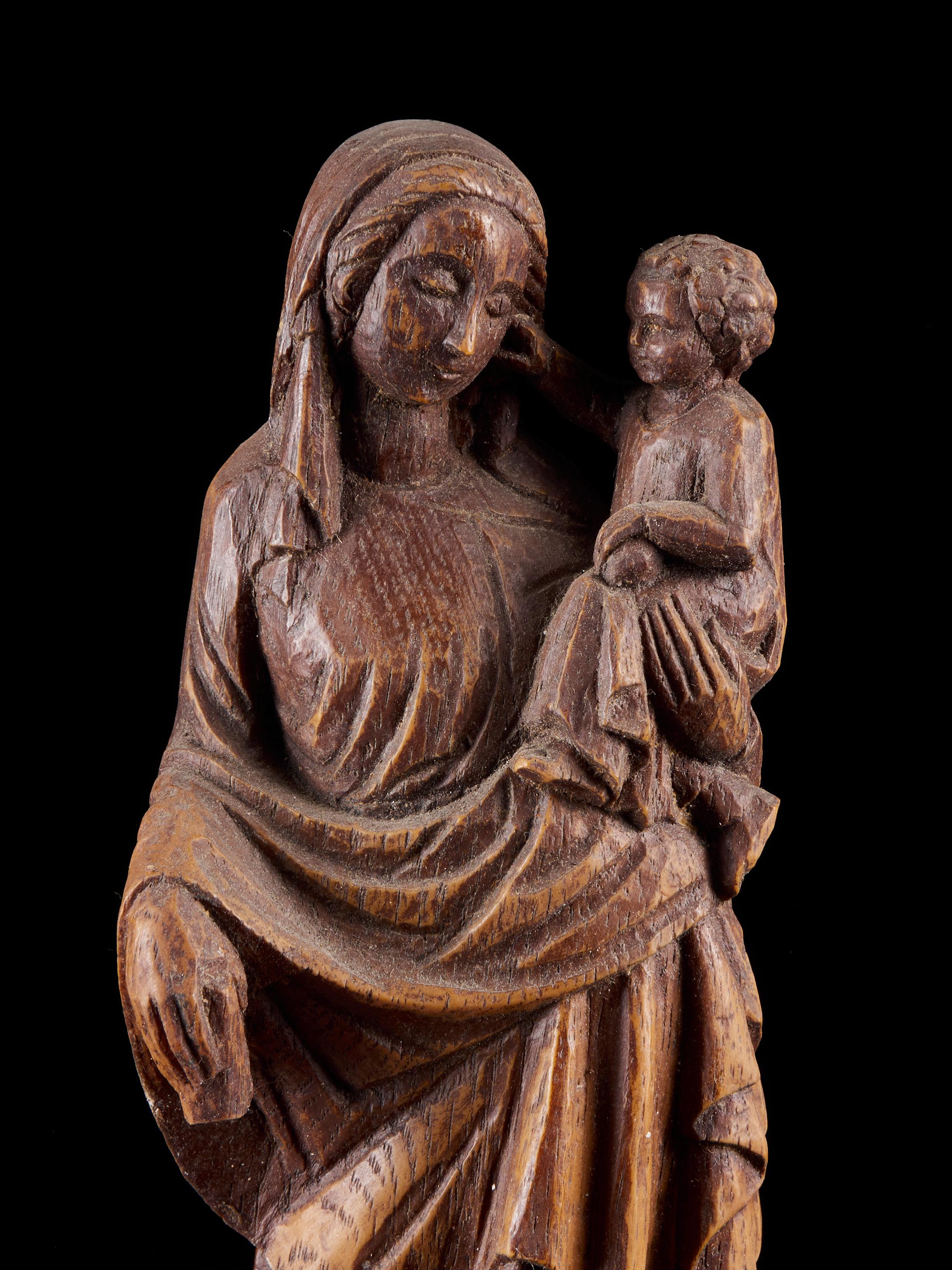 19th Century, Virgin and Child Statue Sculpture Made of Wood with a Nice Patina In Good Condition In Leuven , BE