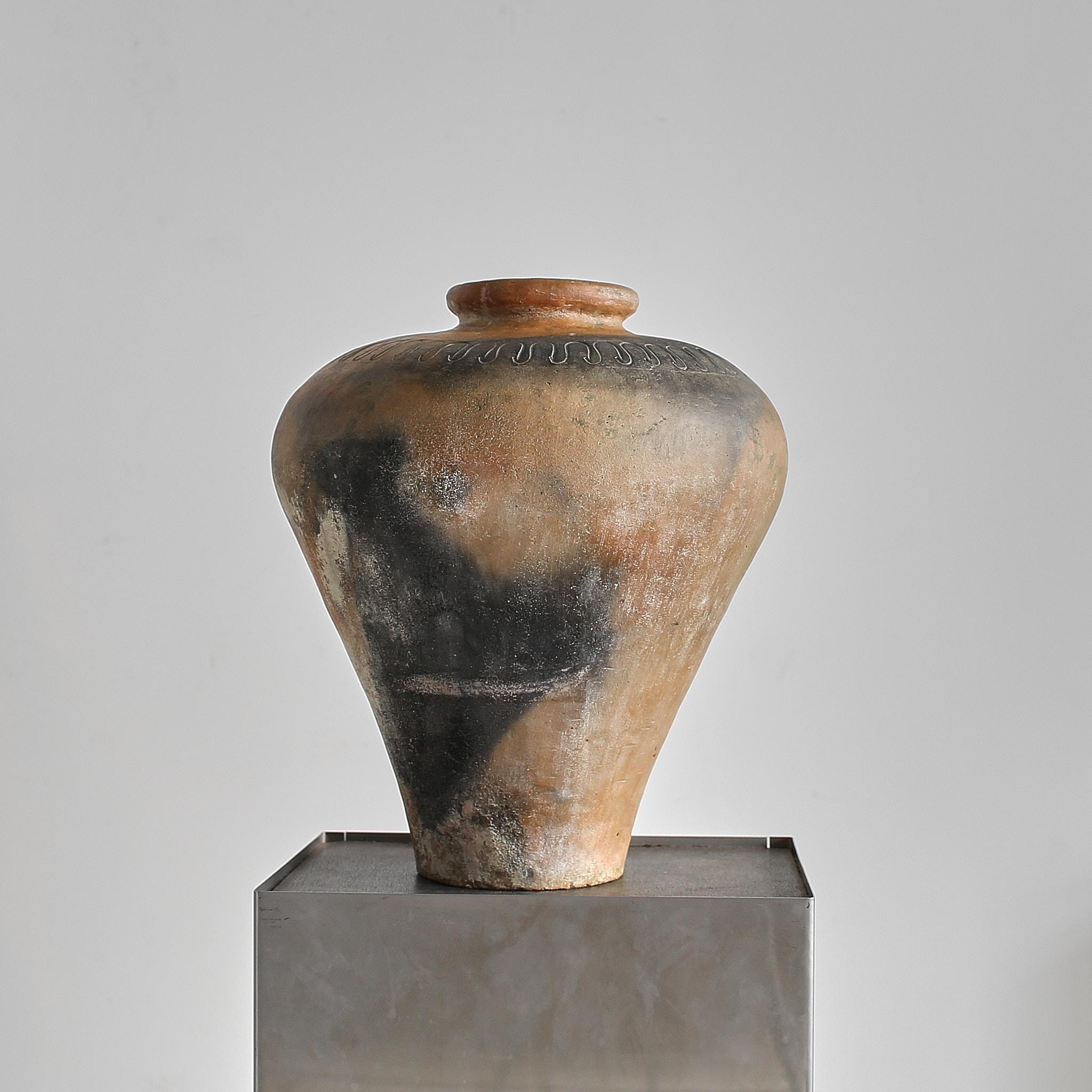 Un elegante vaso di terracotta giapponese della fine del XIX secolo.

Fortemente patinato con tracce di vernice e vecchia riparazione sul bordo.