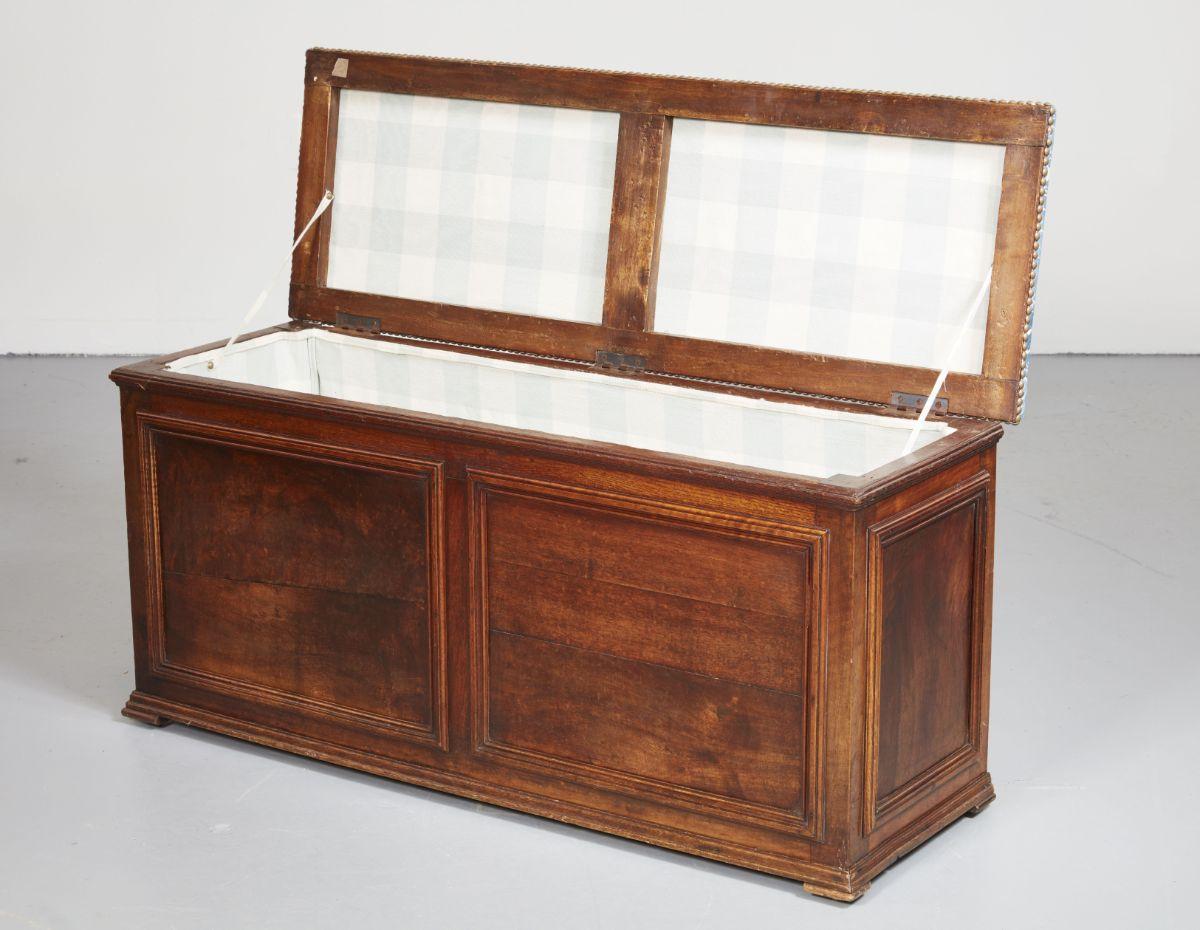 19th c. Walnut Lift-Top Bench Upholstered in Lewis and Wood In Good Condition In Greenwich, CT