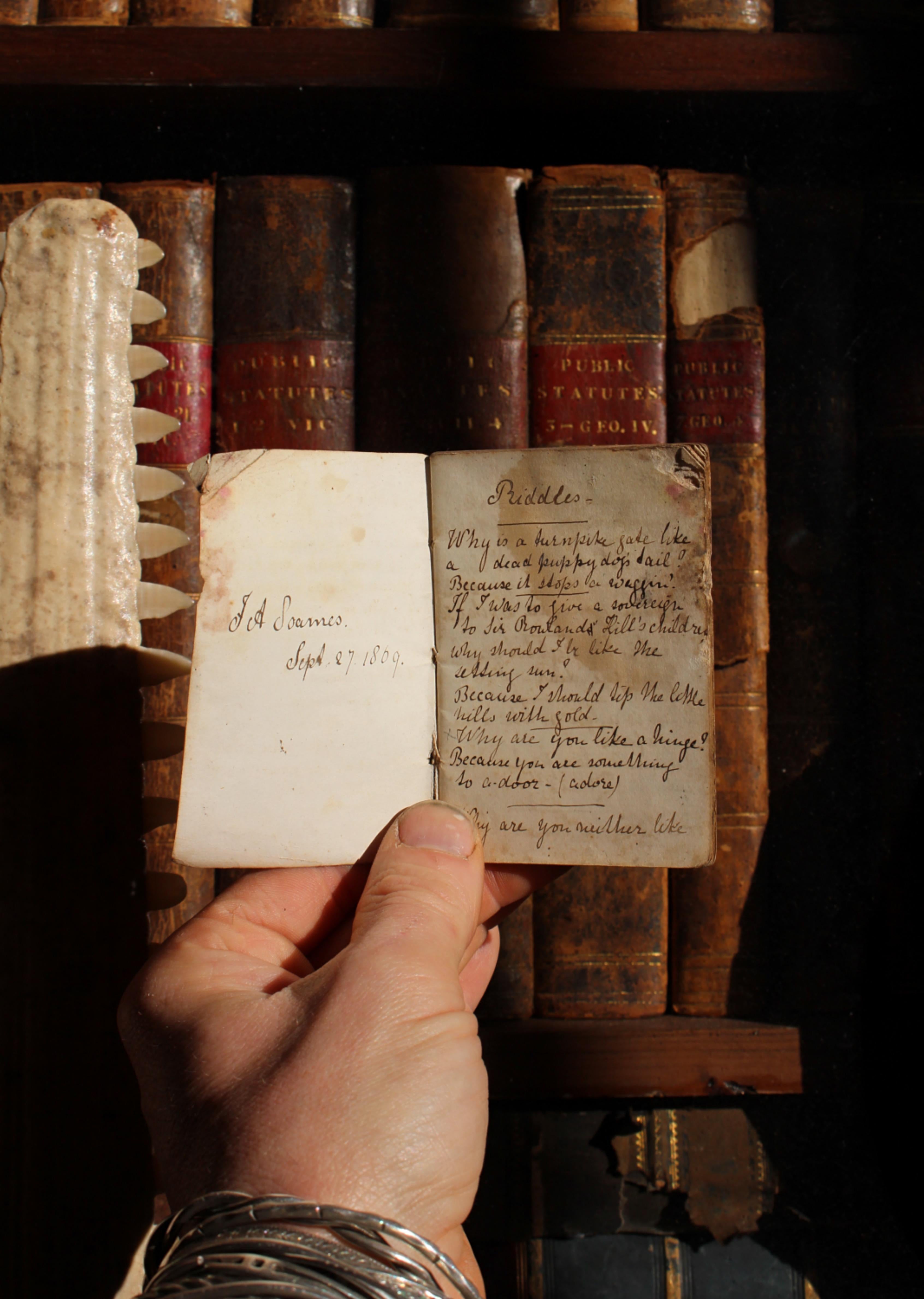 Un carnet de devinettes miniatures, intéressantes et comiques, écrites à la main par un J.A. Soames 27 sept. 1869

Conservant sa couverture d'origine en papier orange patté, 32 pages au total dont 29 pages rédigées avec des énigmes et des