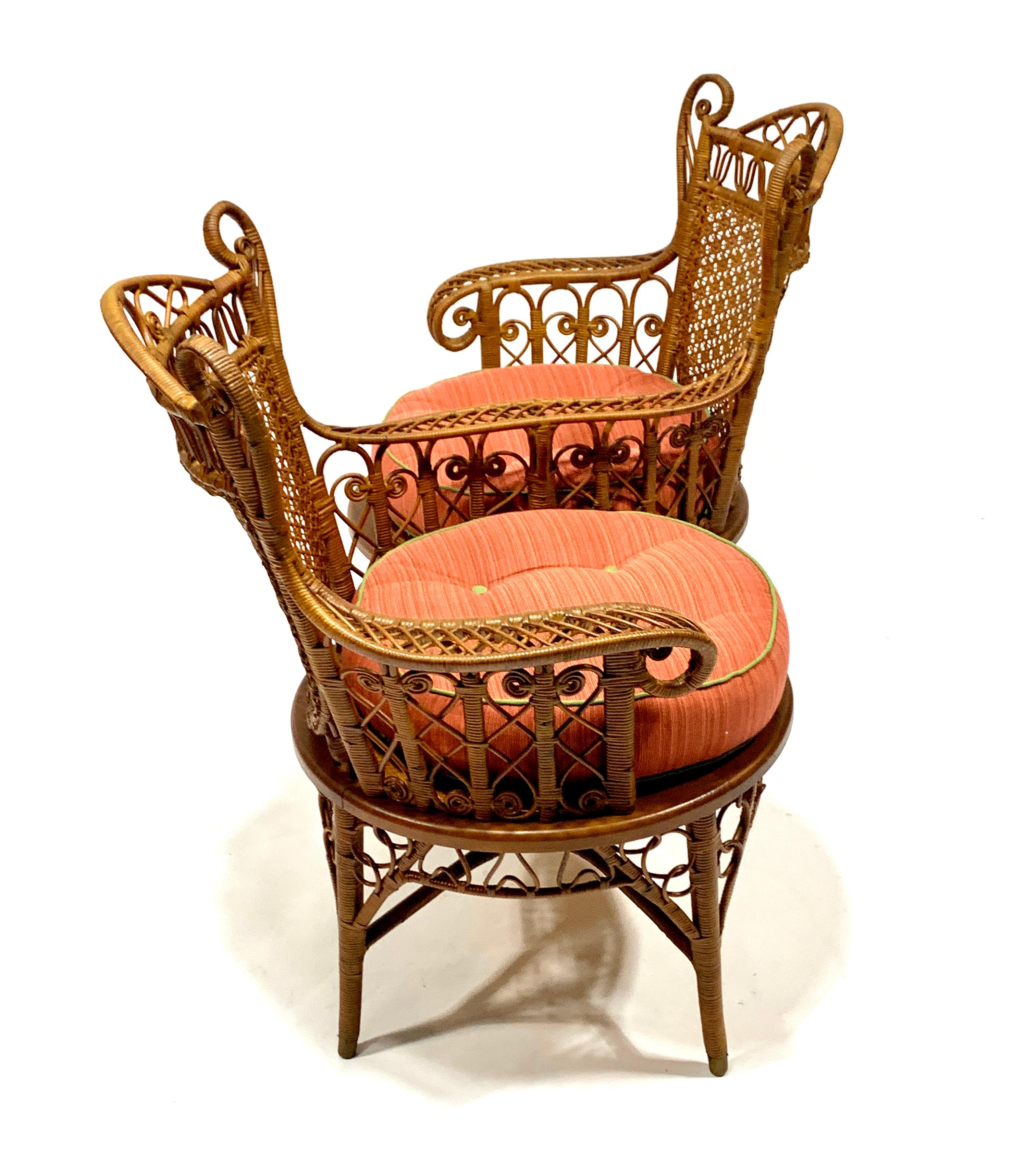 Édouardien A.I.C. Tete-a-Tete Chair en osier avec dossiers cannelés en finition Nature. en vente