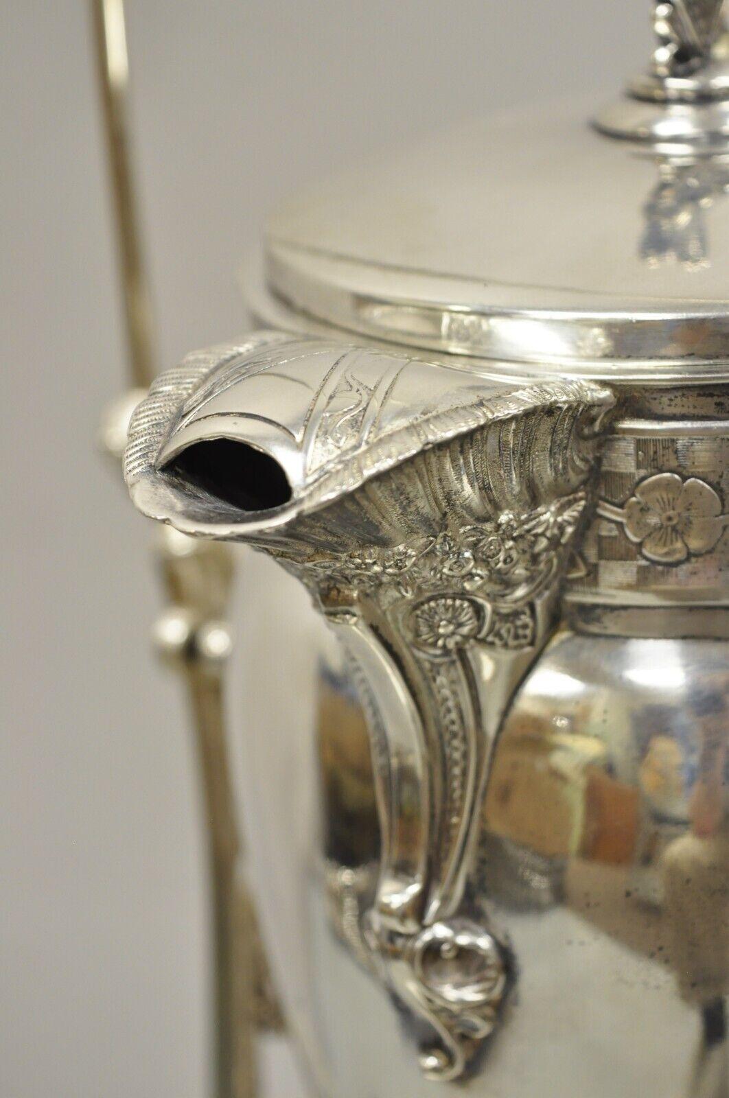 Pichet à eau et limonade en métal argenté Wilcox du 19e siècle orné de l'époque victorienne sur support incliné Bon état - En vente à Philadelphia, PA