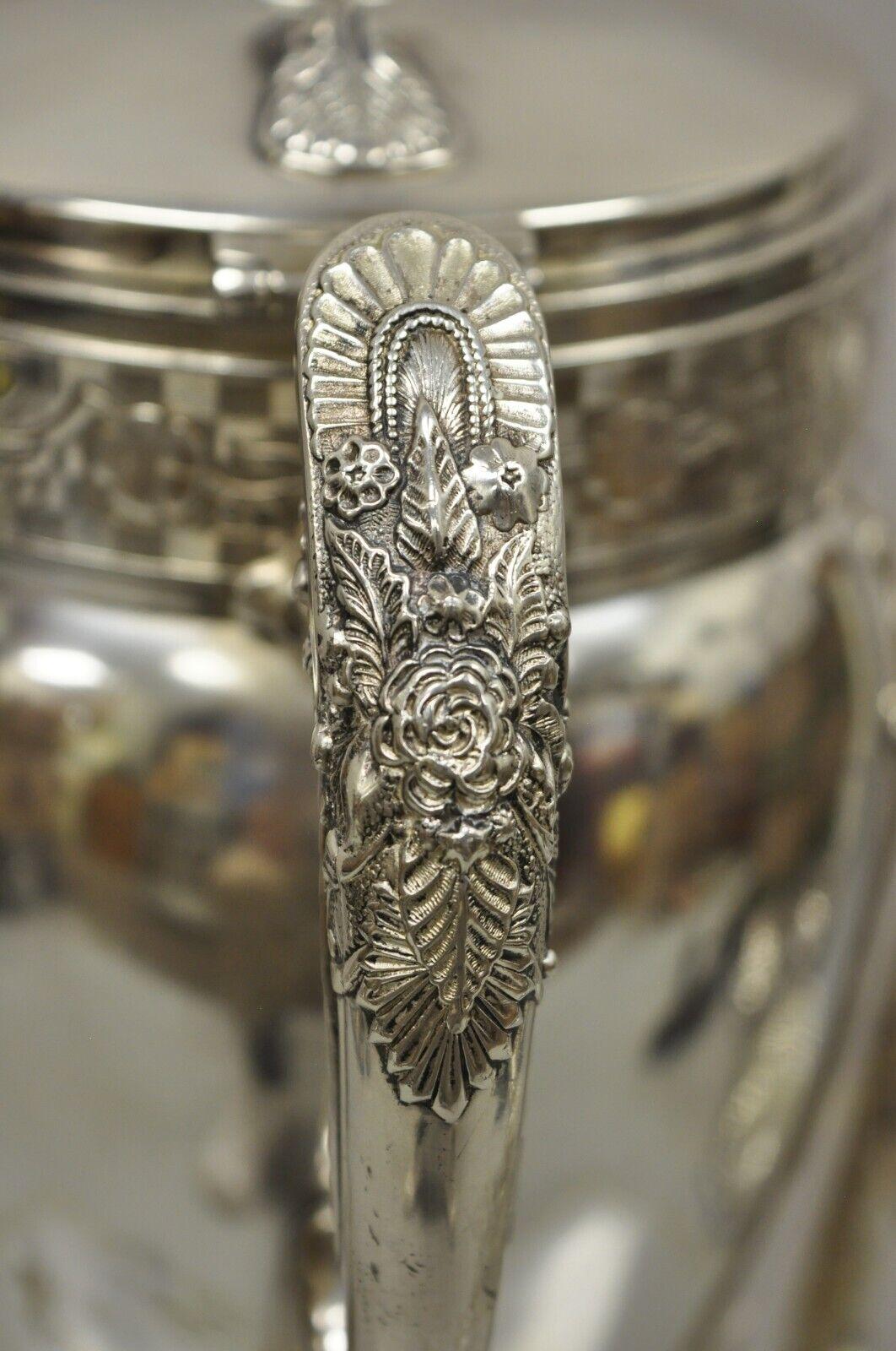 Plaqué argent Pichet à eau et limonade en métal argenté Wilcox du 19e siècle orné de l'époque victorienne sur support incliné en vente