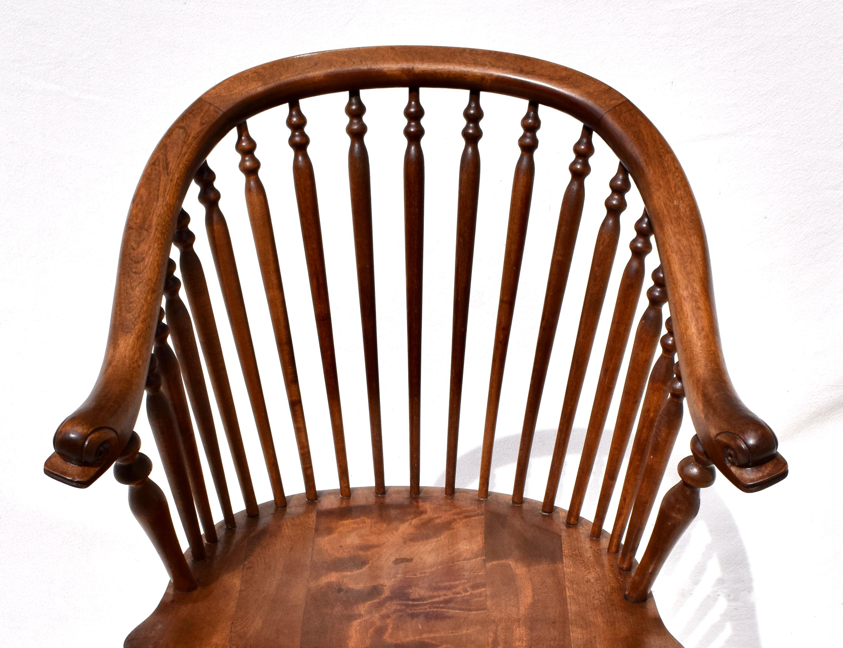 Stuhl im Windsor-Stil des 19. Jahrhunderts mit Delfinkopf-Armen (Polster) im Angebot