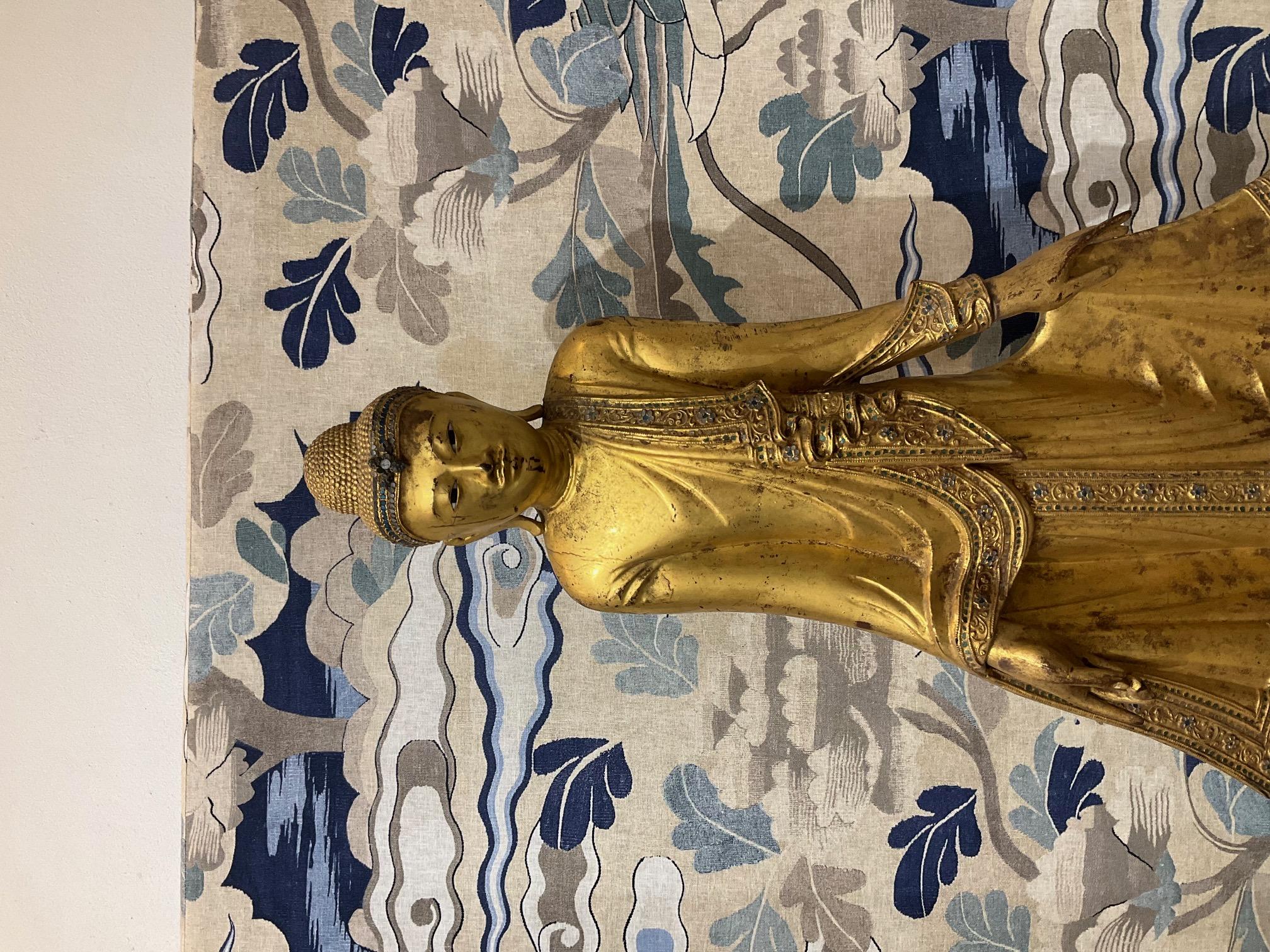Birmano XIX sec. Statua di Buddha in piedi birmana dorata in legno - periodo Mandalay in vendita