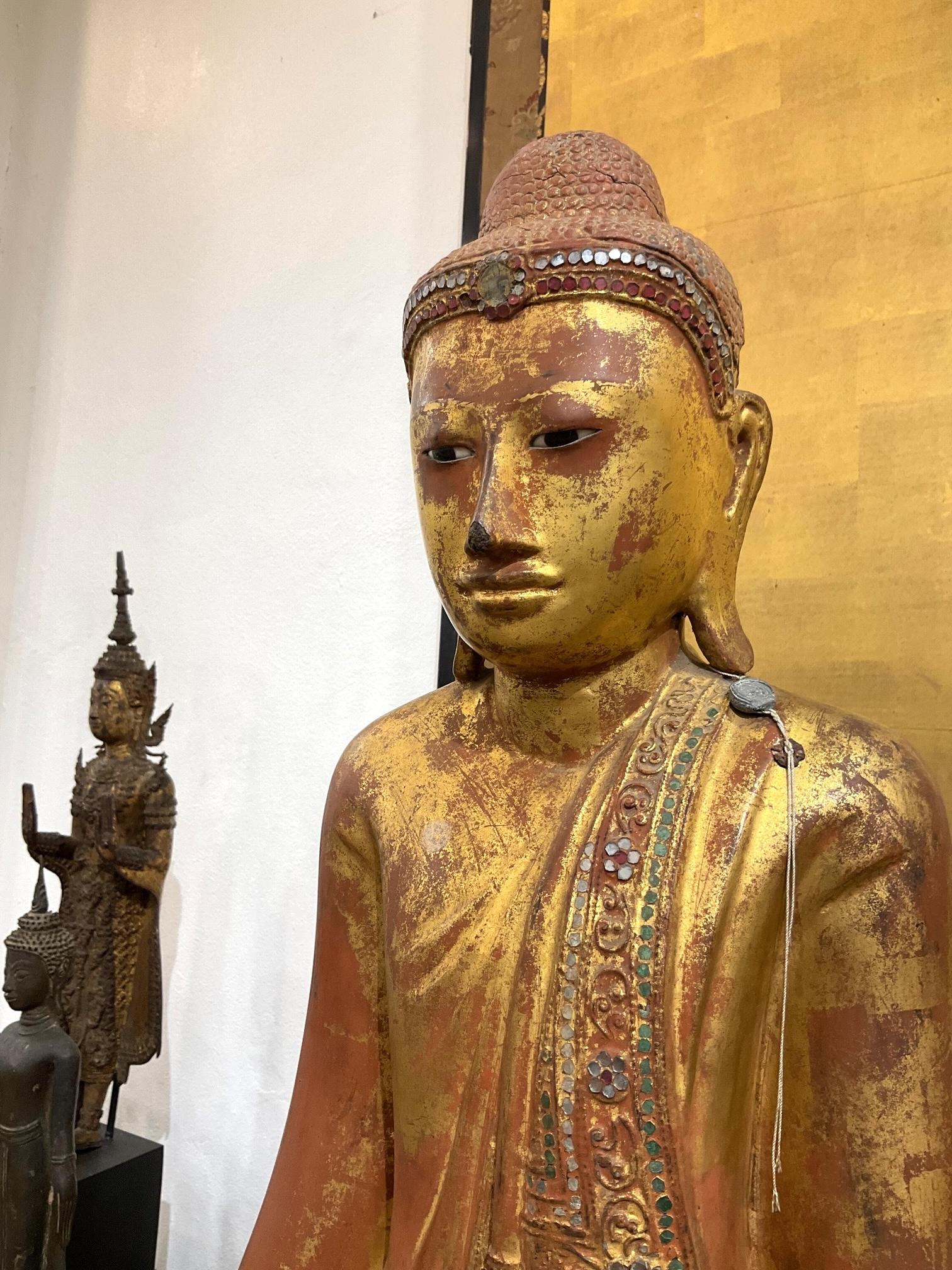 Birman 19e s. statue de Bouddha birman debout en bois doré - période Mandalay en vente