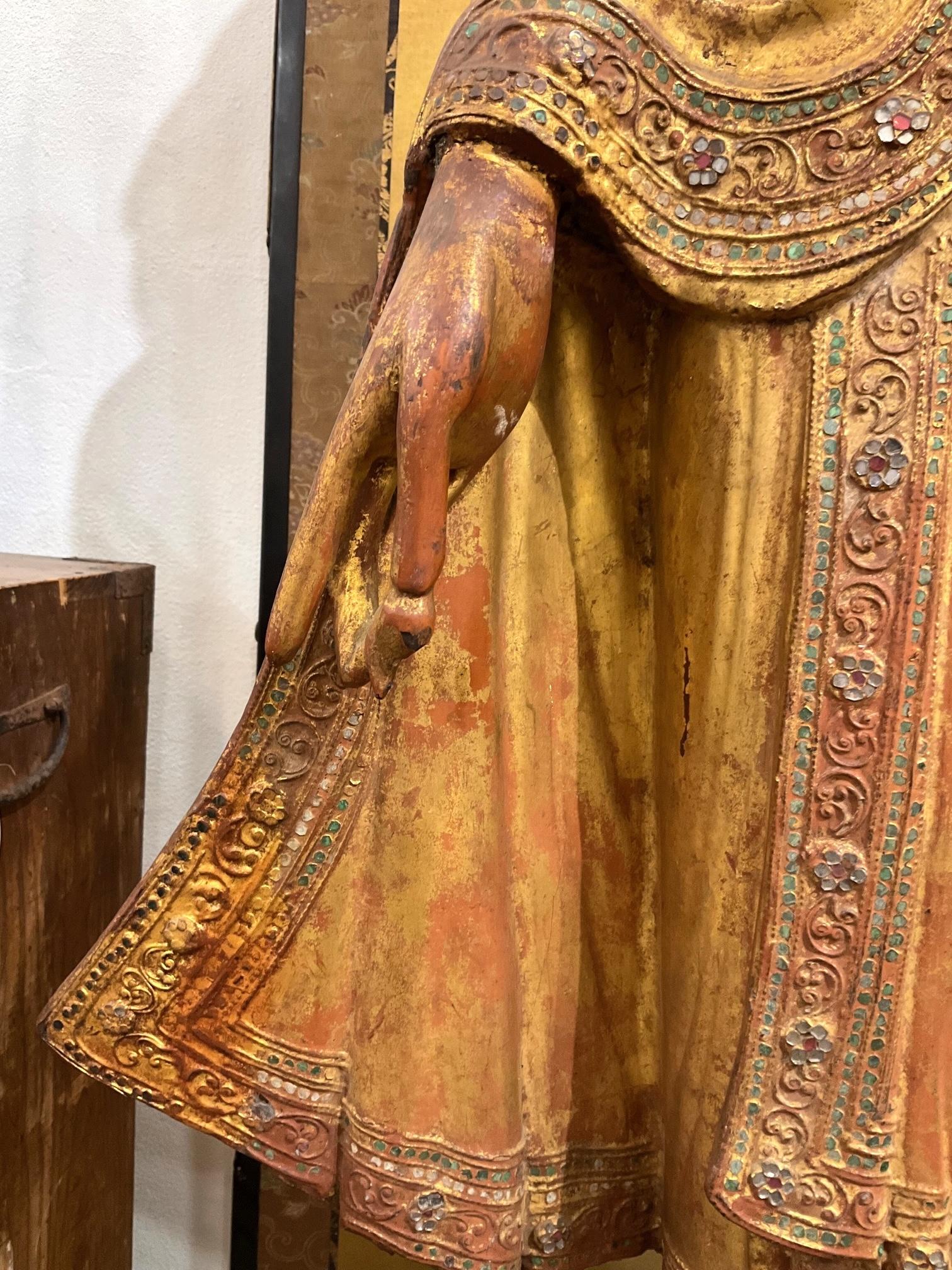 Sculpté à la main 19e s. statue de Bouddha birman debout en bois doré - période Mandalay en vente