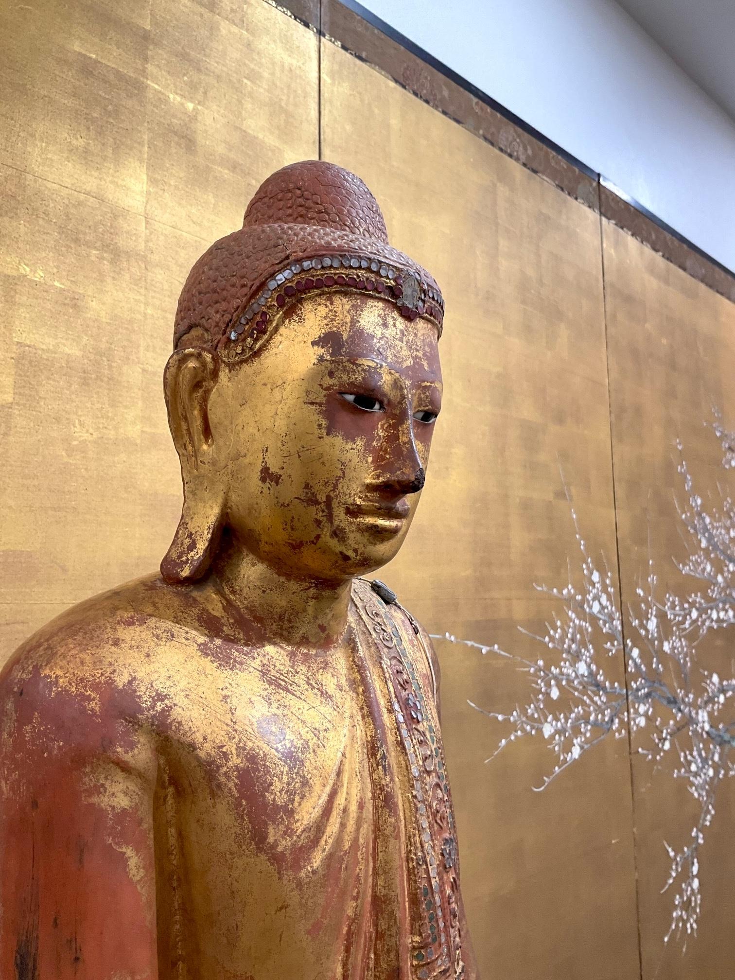 XIXe siècle 19e s. statue de Bouddha birman debout en bois doré - période Mandalay en vente