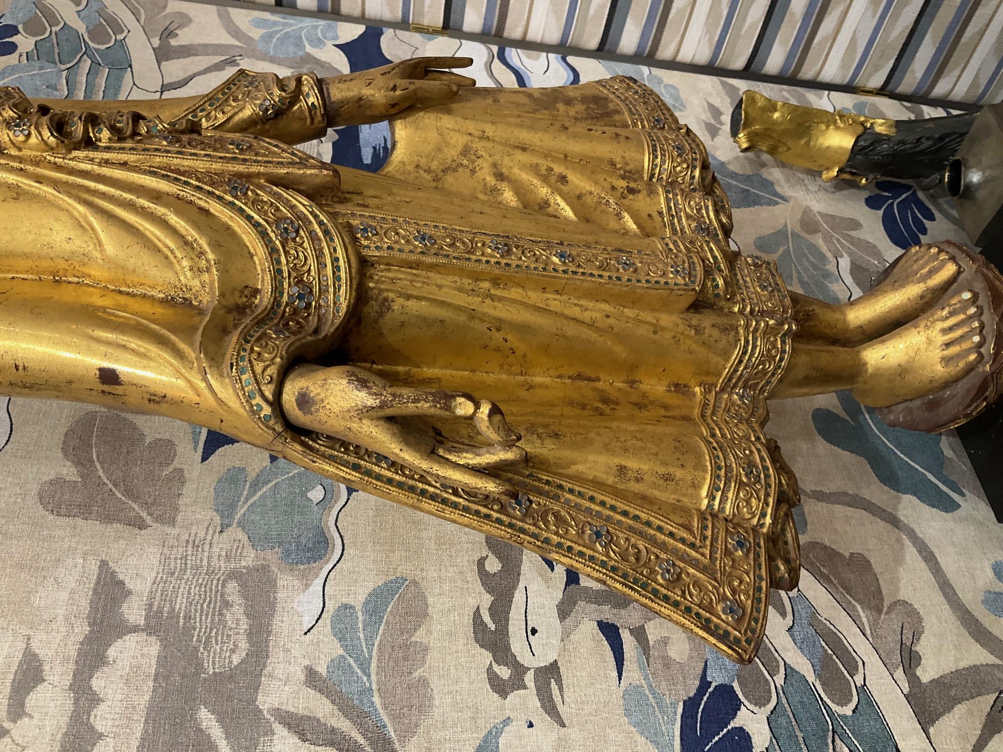 Vetro XIX sec. Statua di Buddha in piedi birmana dorata in legno - periodo Mandalay in vendita