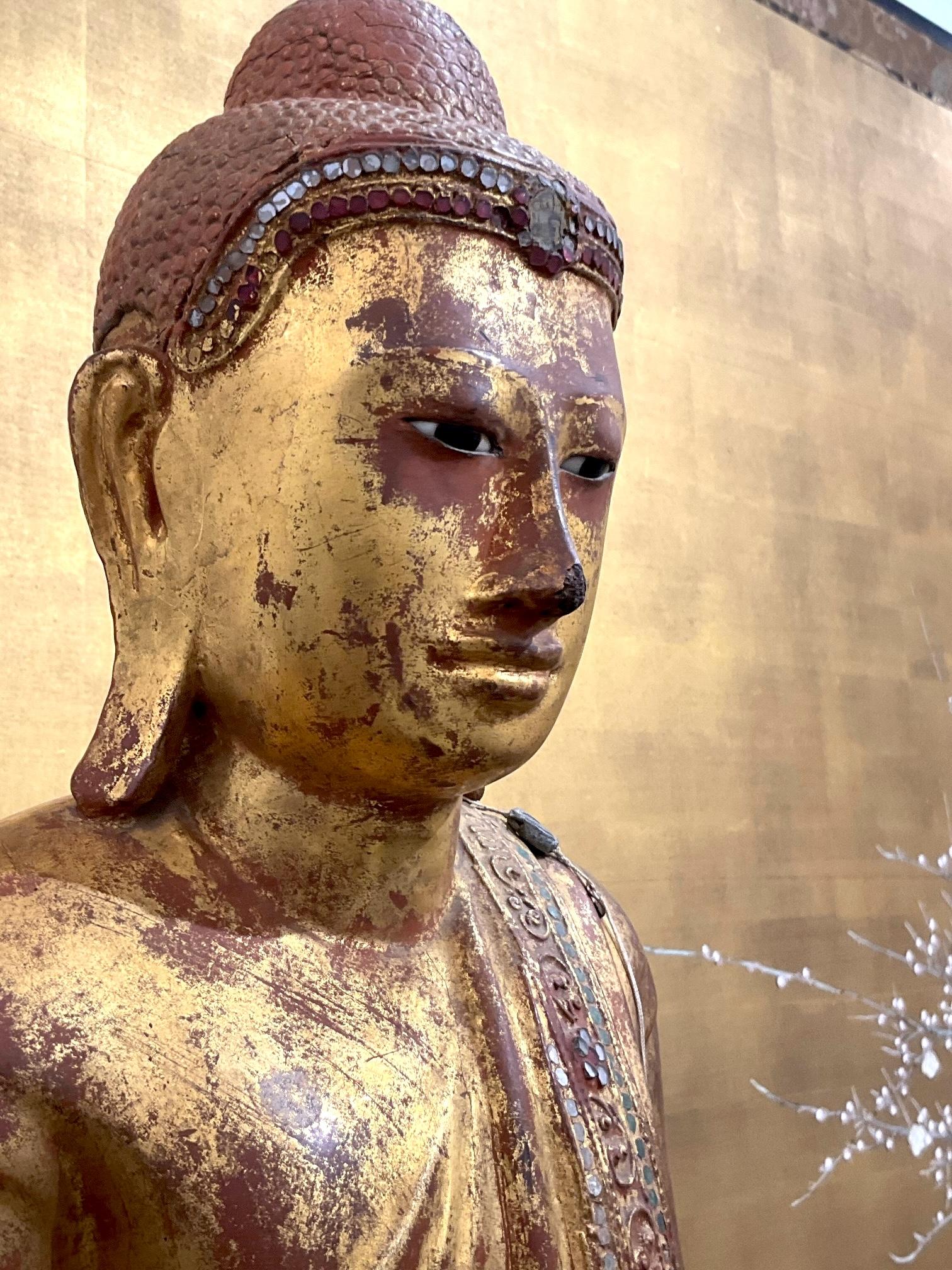 Verre 19e s. statue de Bouddha birman debout en bois doré - période Mandalay en vente
