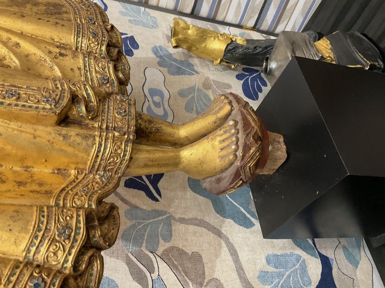 Grand Bouddha birman debout en bois doré de Mandalay avec inserts miroirs - En vente sur France
