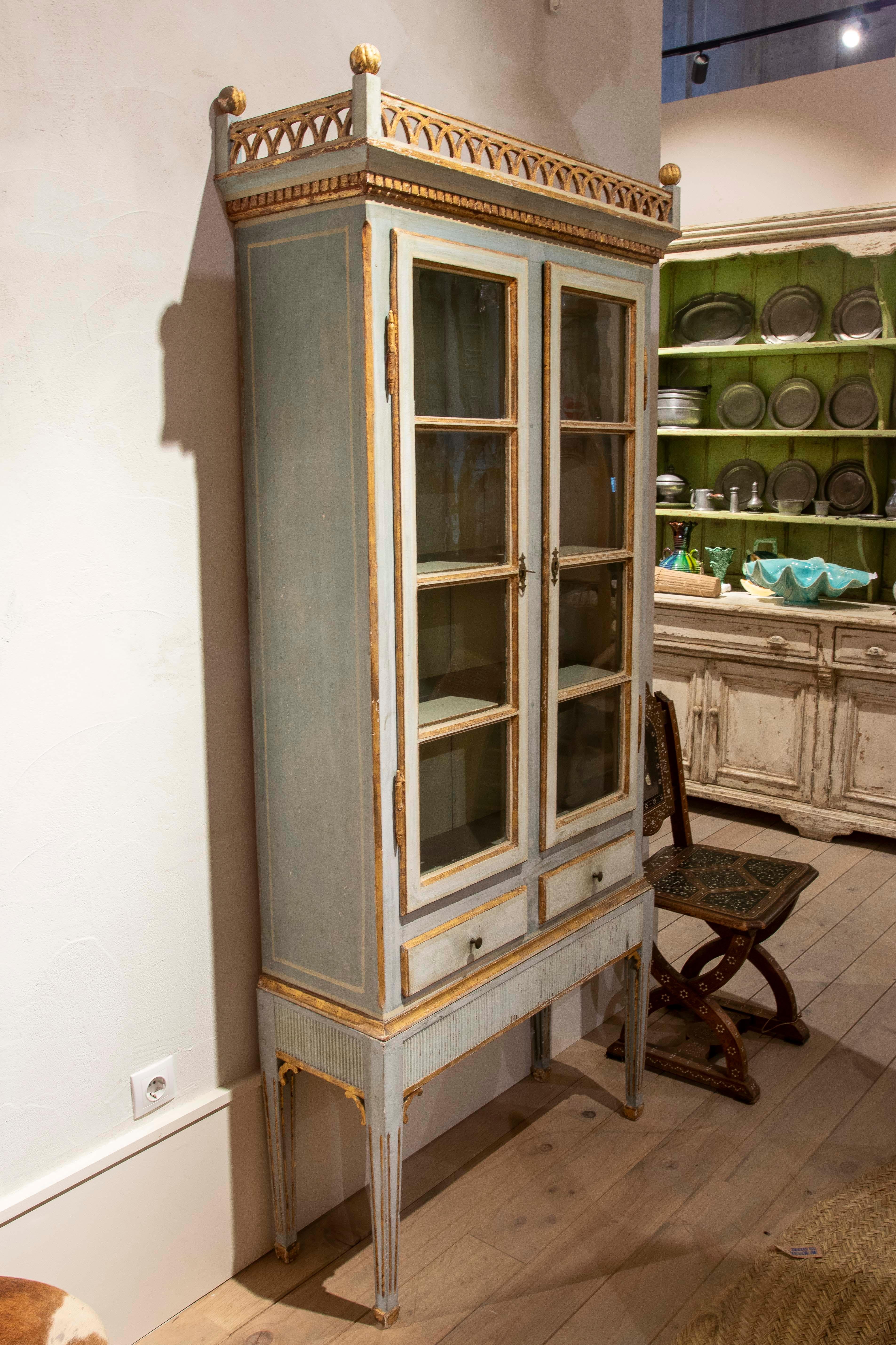 Holzvitrine mit Türen und Schubladen aus dem 19. Jahrhundert, mit originaler Polychromie und Gold 