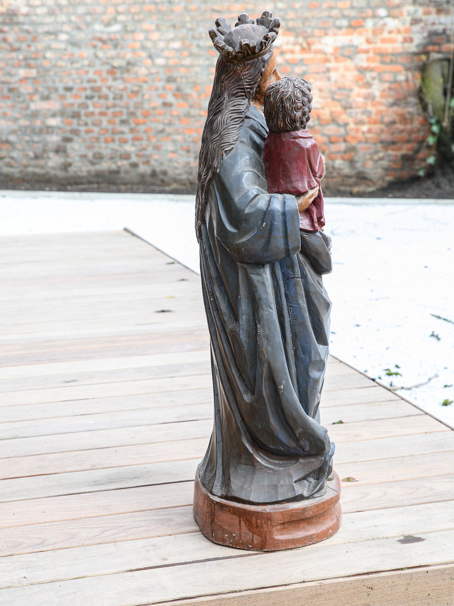 19th Century Wooden Statue of the Virgin Carrying Jezus In Good Condition For Sale In Leuven , BE