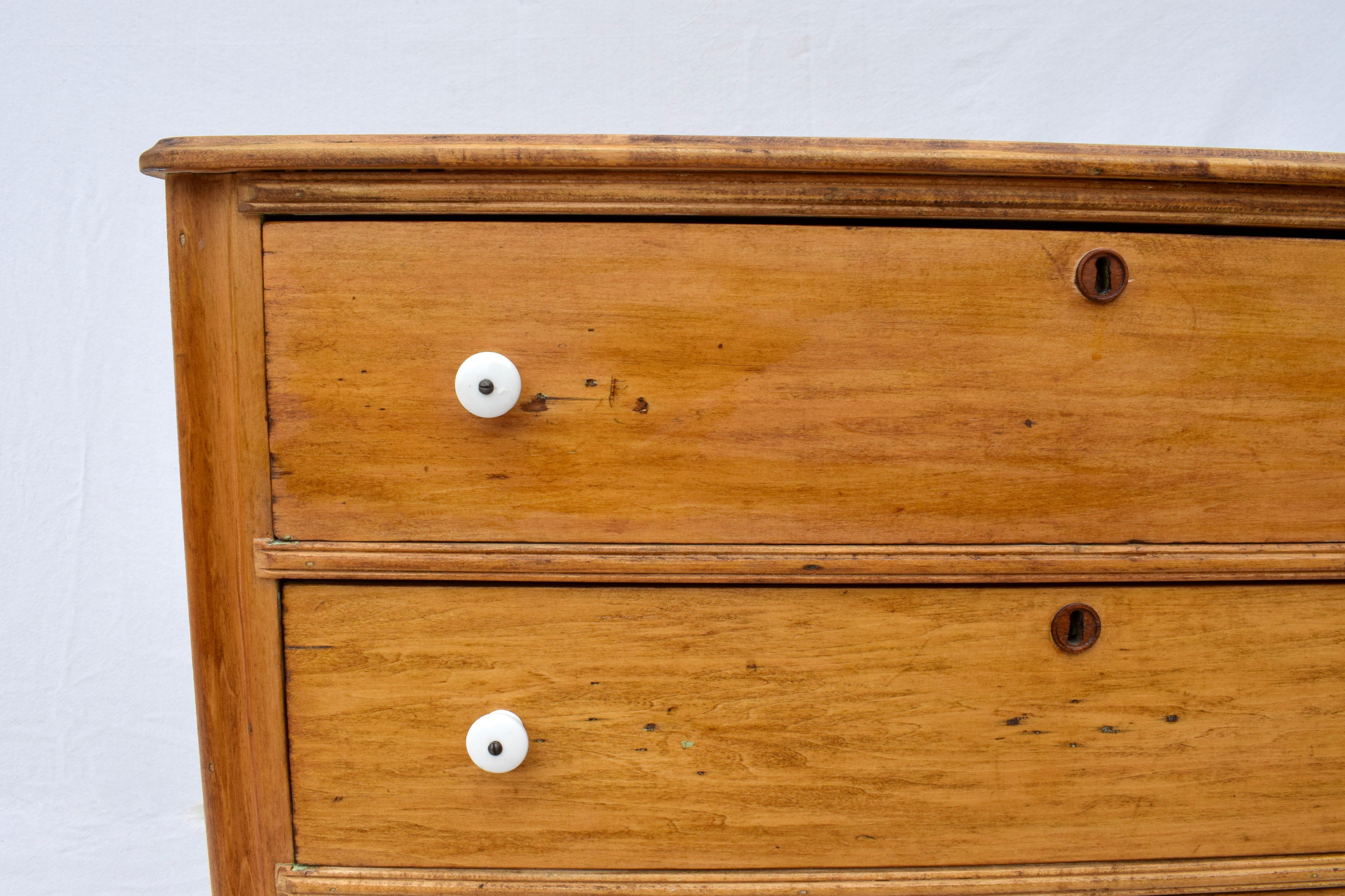 19th C. Yellow Pine Chest of Drawers In Good Condition In Southampton, NJ