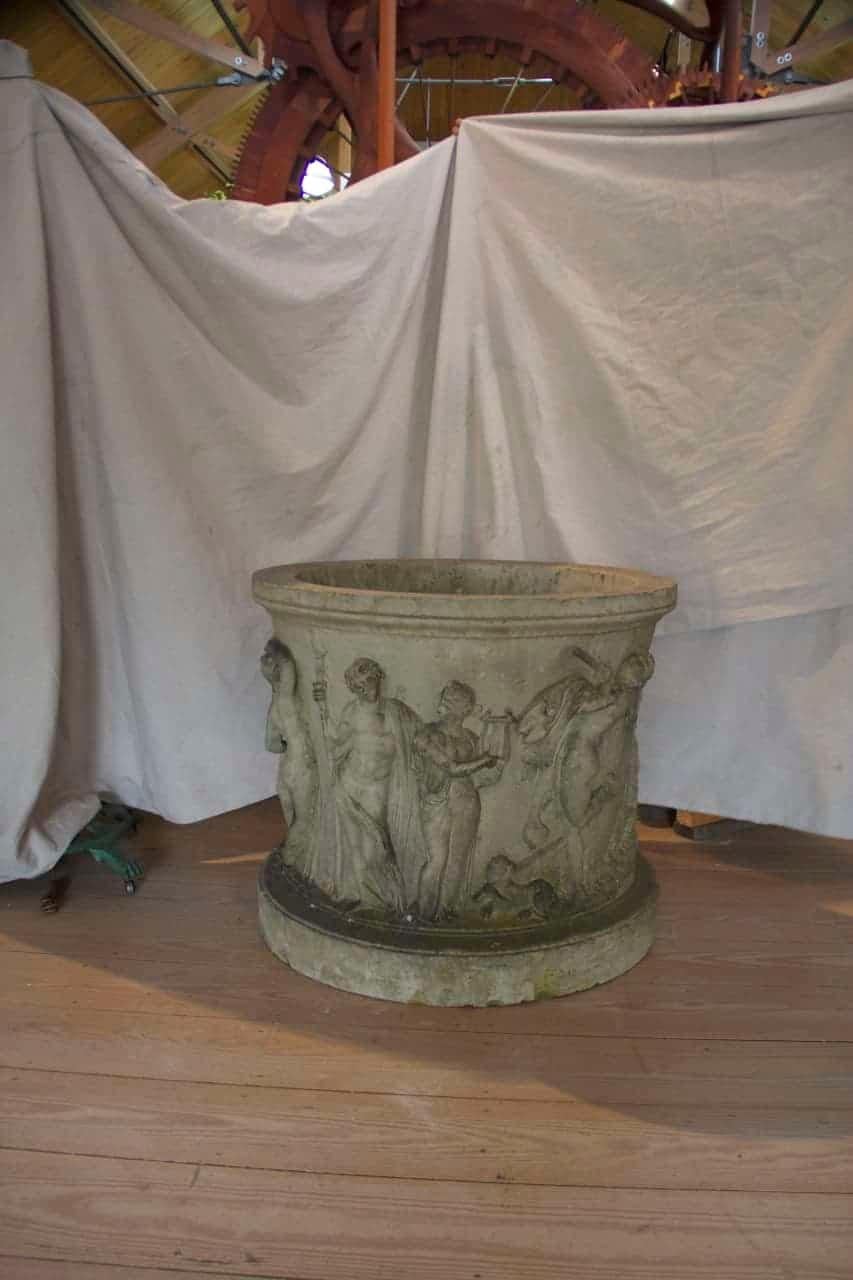 Una grande testa di pozzo in terracotta gialla del XIX secolo, H. 32