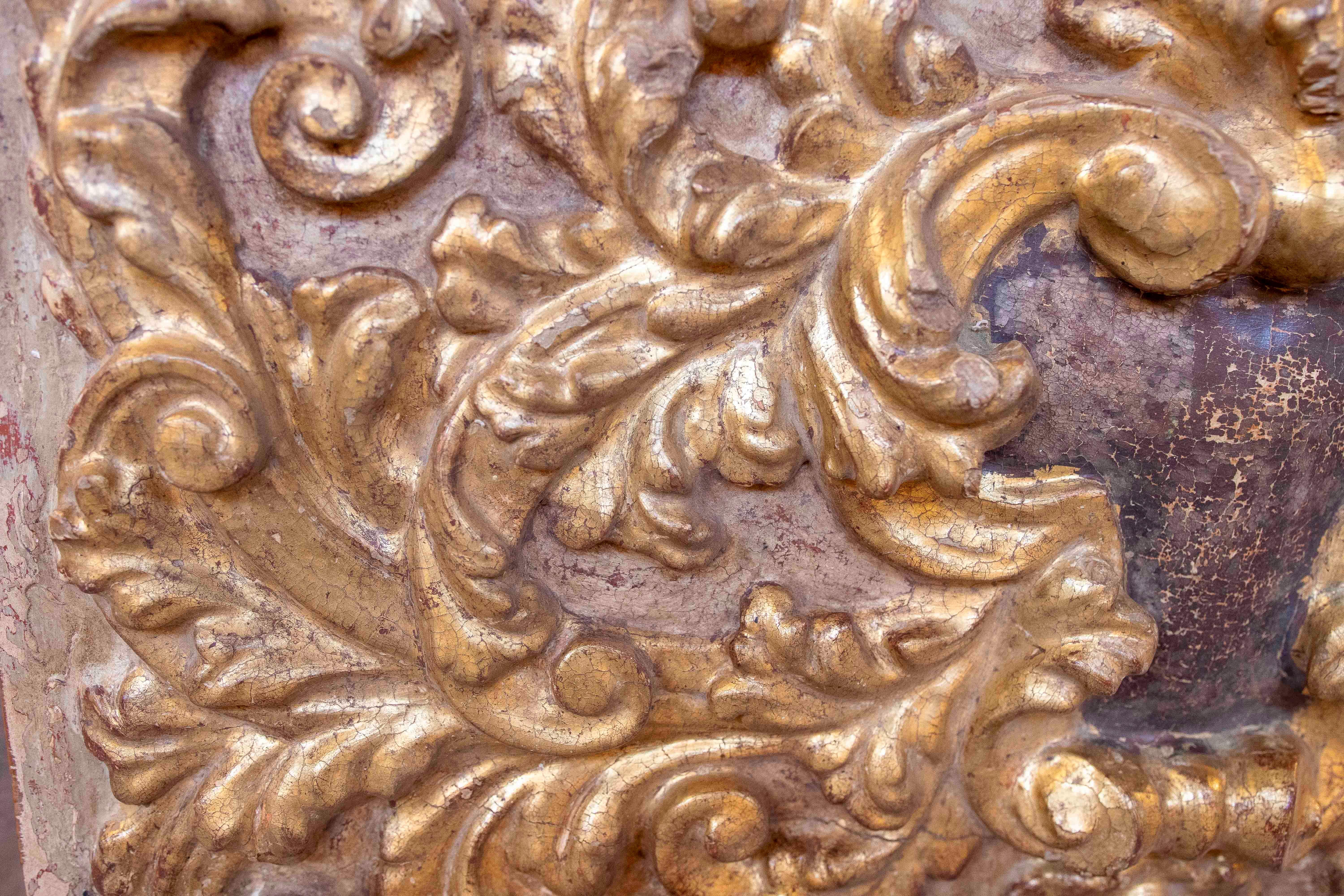 XIX Relieve de madera tallada y policromada con motivos vegetales y orla en venta 5
