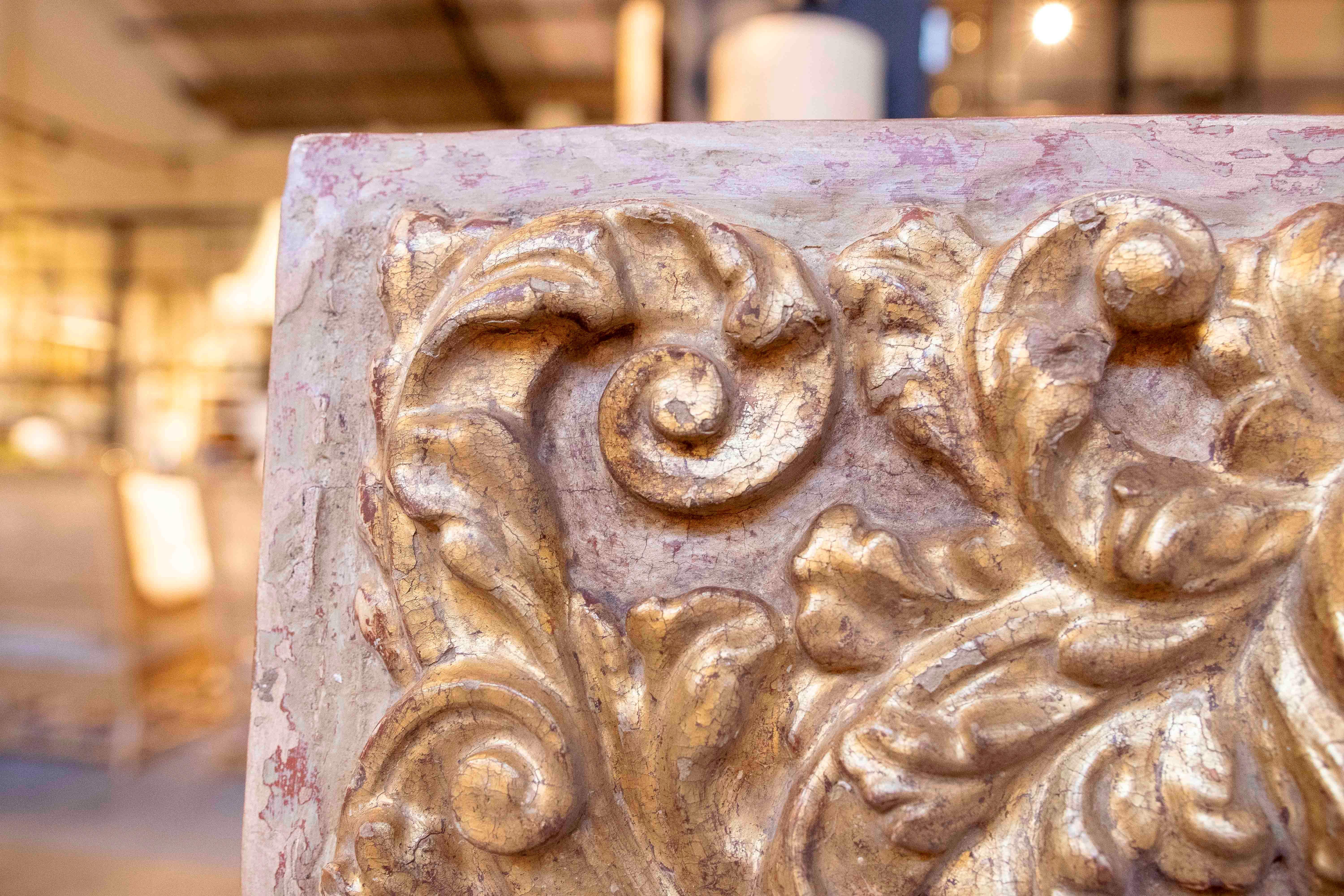 XIX Relieve de madera tallada y policromada con motivos vegetales y orla Tallado a mano en venta