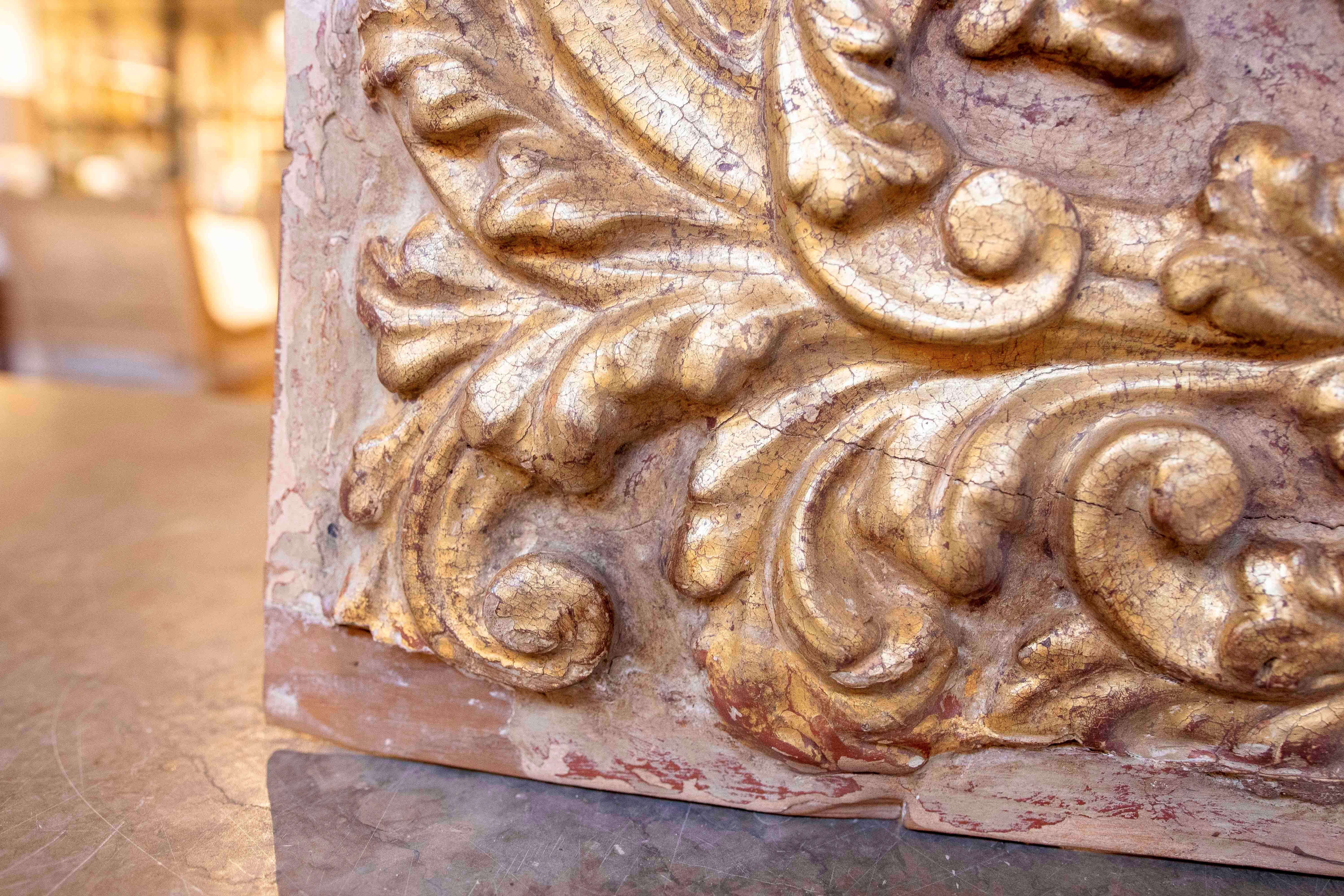 XIX Relieve de madera tallada y policromada con motivos vegetales y orla en Bueno estado para la venta en Marbella, ES
