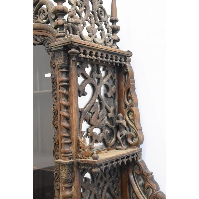19th carved oak cabinet with characters and animals decor
accidents and losses.
depth of base: 46 cm