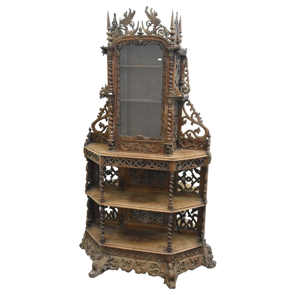 19. geschnitzter Eichenschrank mit Figuren und Tieren Decor