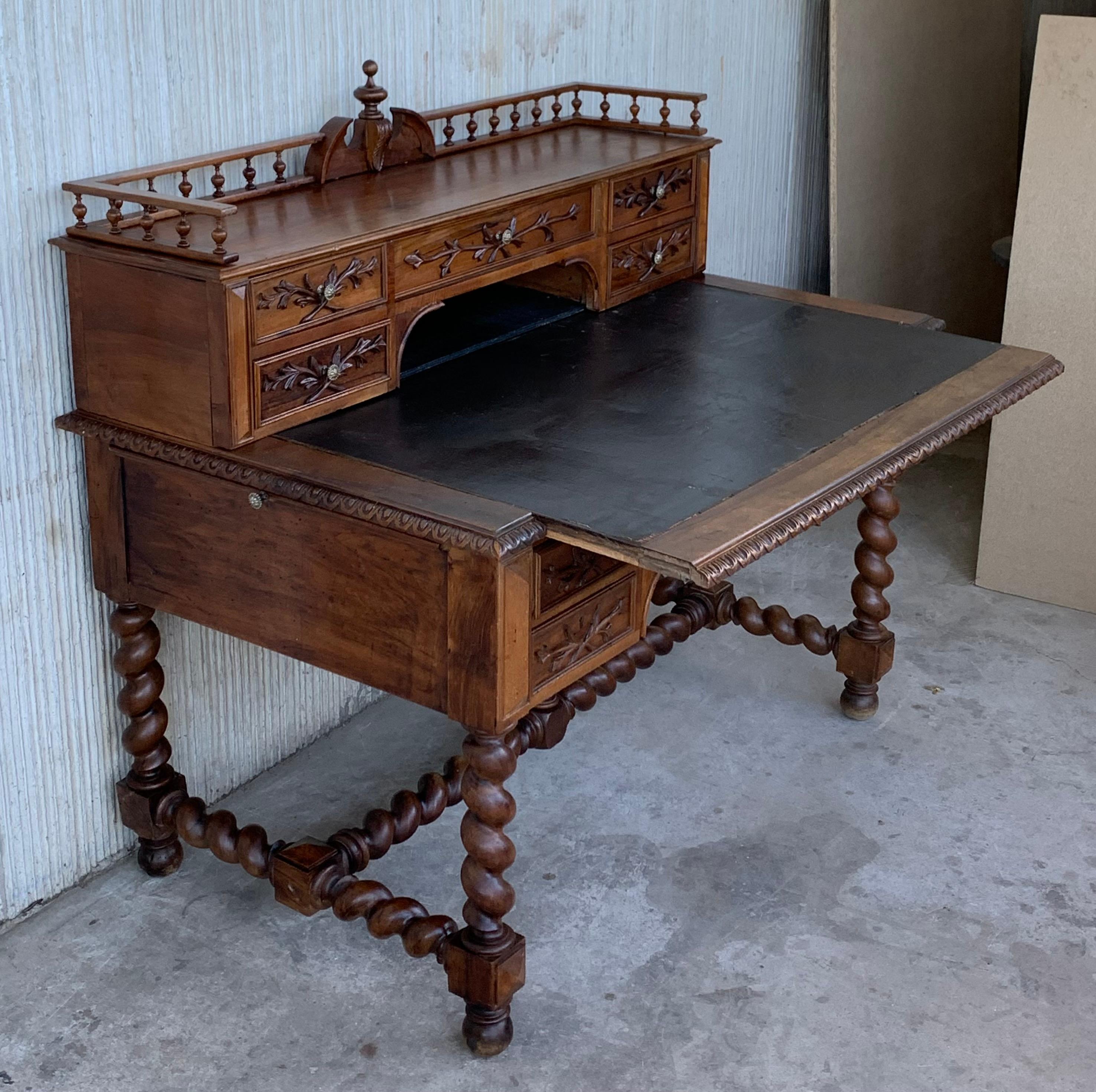 19th Carved Oak Renaissance Style Desk with Leather Top and Two Leaves In Good Condition In Miami, FL