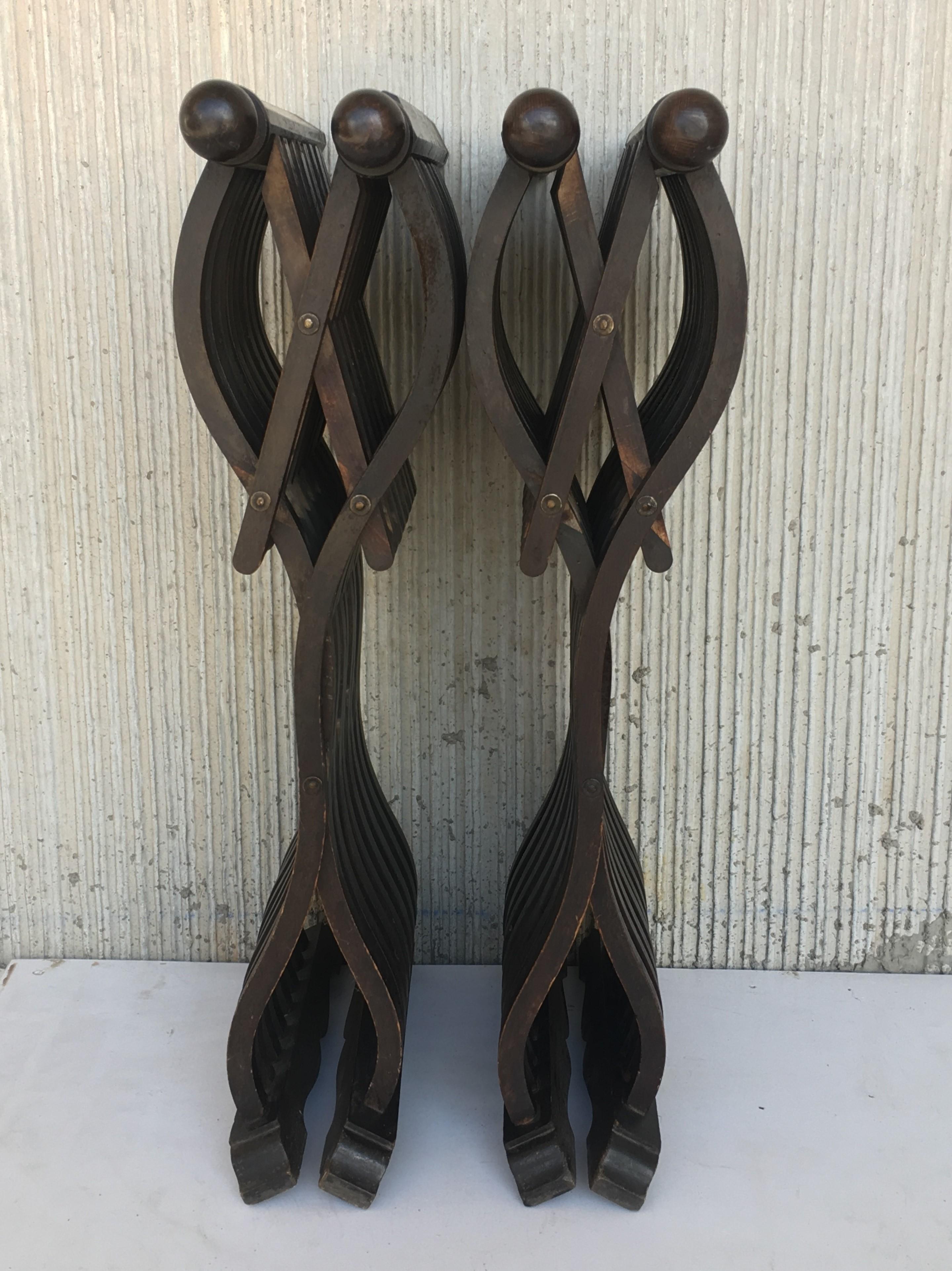 19th Century Carved Walnut Folding Scissors Savonarola Bench/Settle im Zustand „Gut“ in Miami, FL