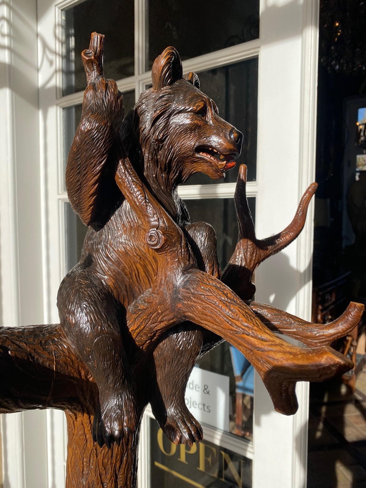 Porte-manteaux en bois sculpté du 19ème siècle Ours de la Forêt Noire Porte-parapluies, porte-chapeaux et porte-manteaux bâtonnets en vente 2