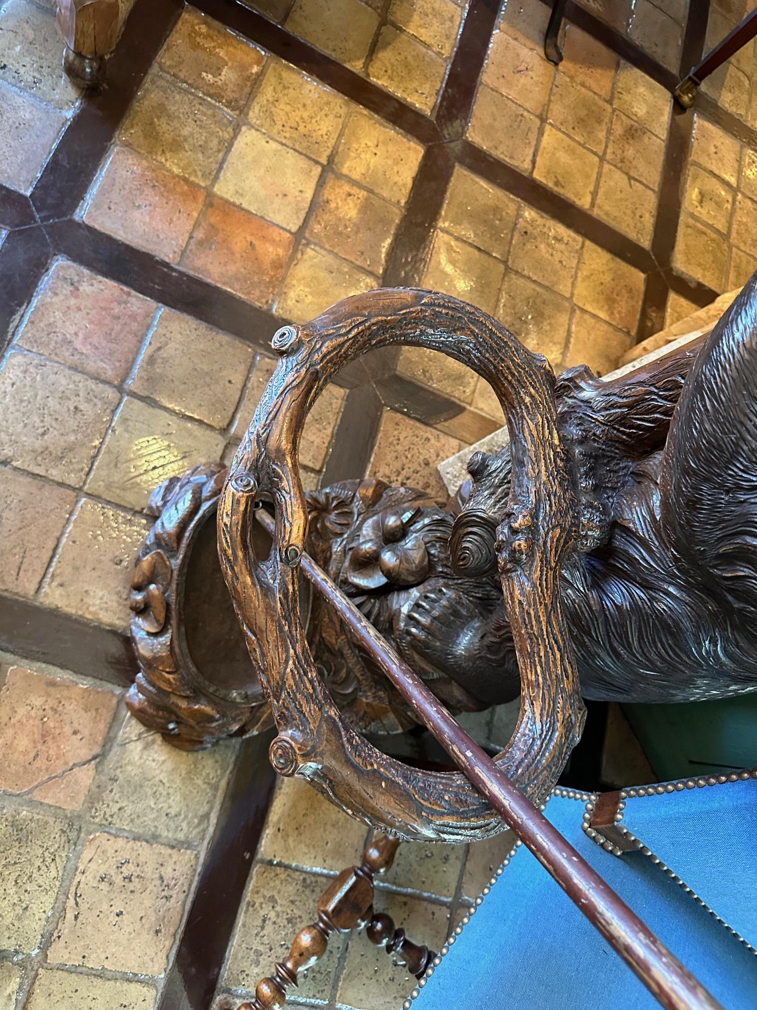 Porte-manteau en bois sculpté 19ème avec ours de la Black Forest Canne à parapluie Bâton à chapeau Porte-manteau en vente 4