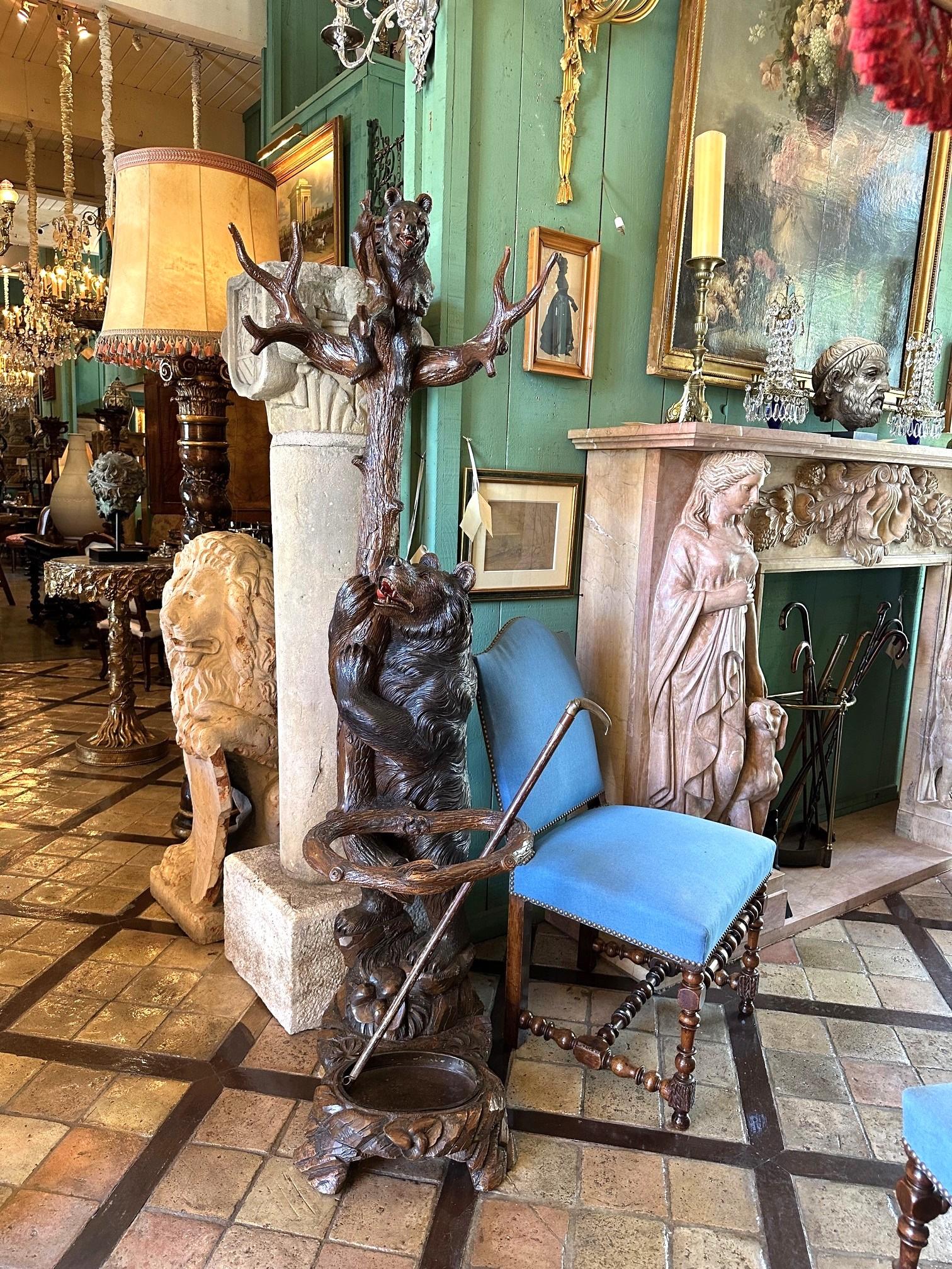 Porte-manteau en bois sculpté 19ème avec ours de la Black Forest Canne à parapluie Bâton à chapeau Porte-manteau en vente 5