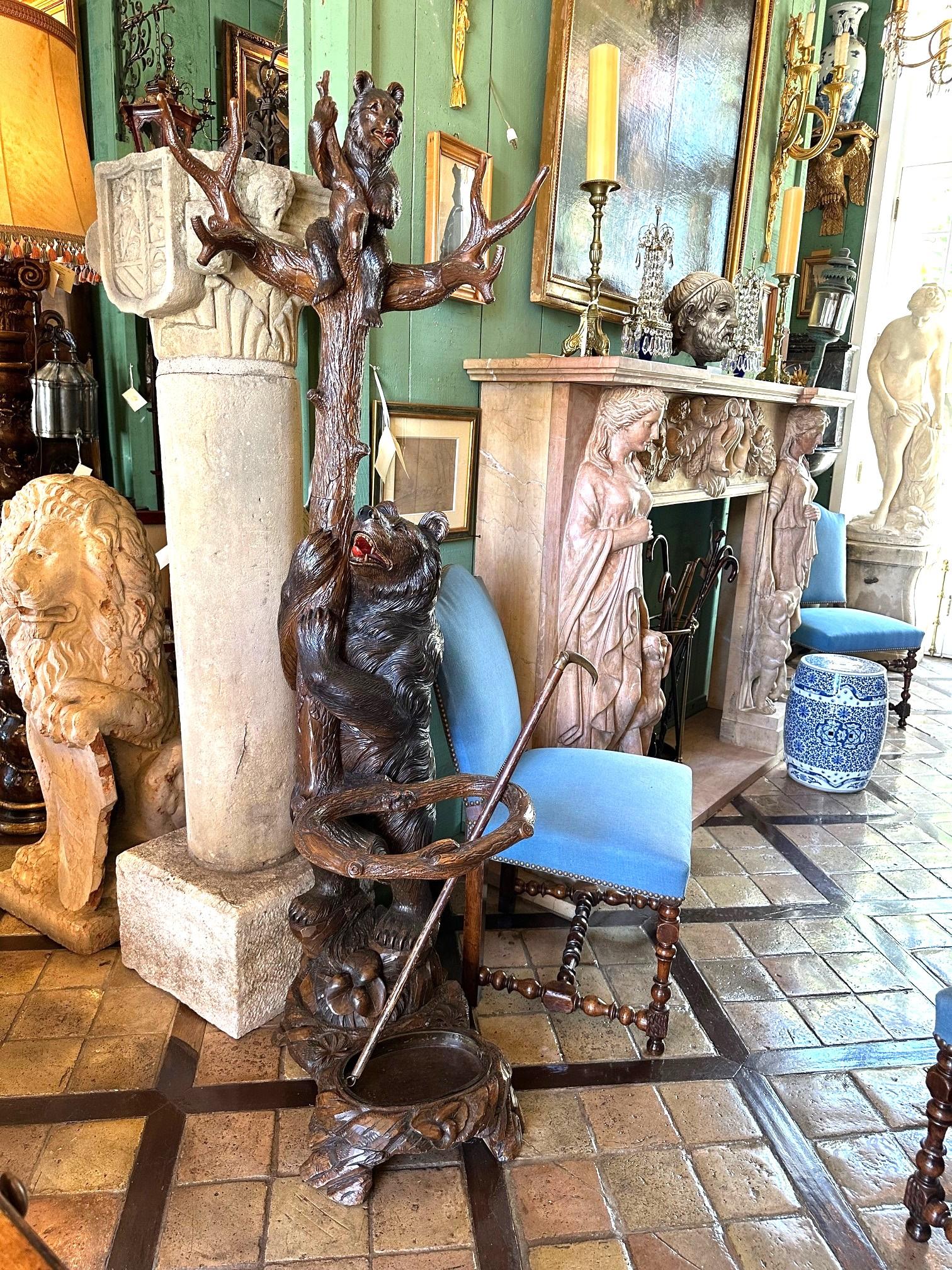 Porte-manteau en bois sculpté 19ème avec ours de la Black Forest Canne à parapluie Bâton à chapeau Porte-manteau en vente 6
