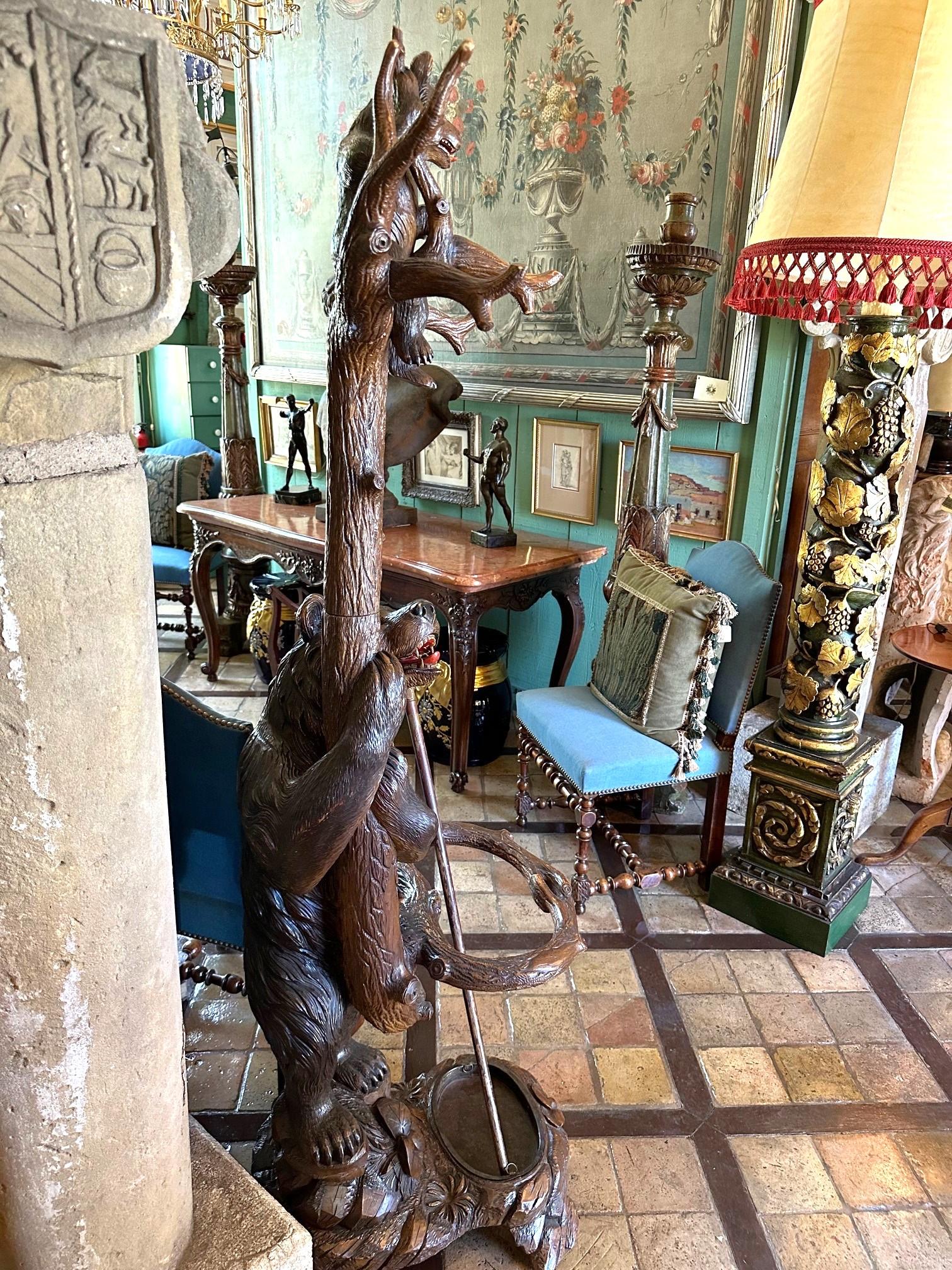 Porte-manteau en bois sculpté 19ème avec ours de la Black Forest Canne à parapluie Bâton à chapeau Porte-manteau en vente 7