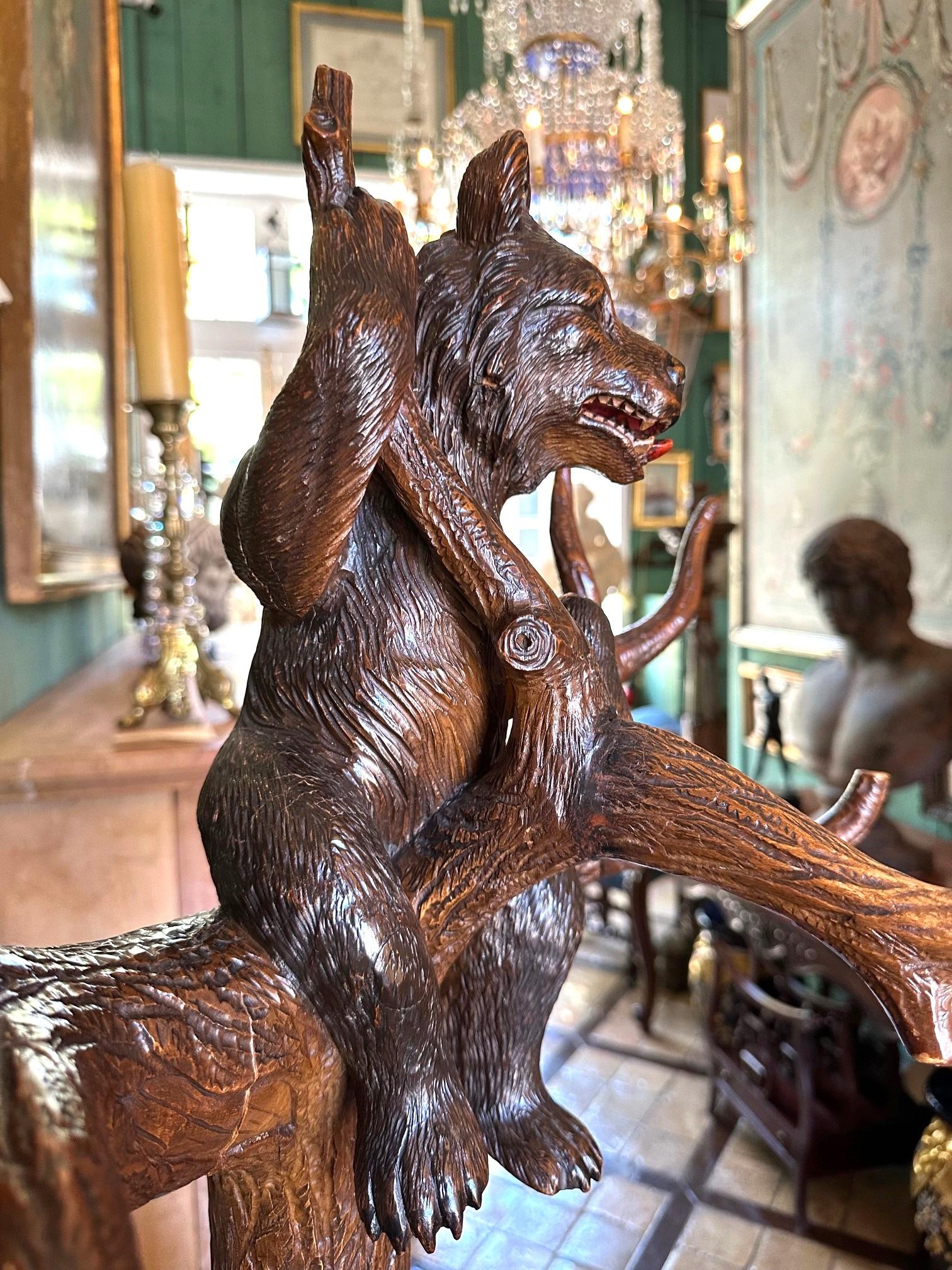 Porte-manteau en bois sculpté 19ème avec ours de la Black Forest Canne à parapluie Bâton à chapeau Porte-manteau en vente 9