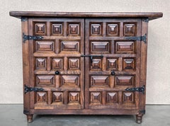 Crédence ou buffet toscan baroque espagnol du 19e siècle à deux portes en noyer sculpté