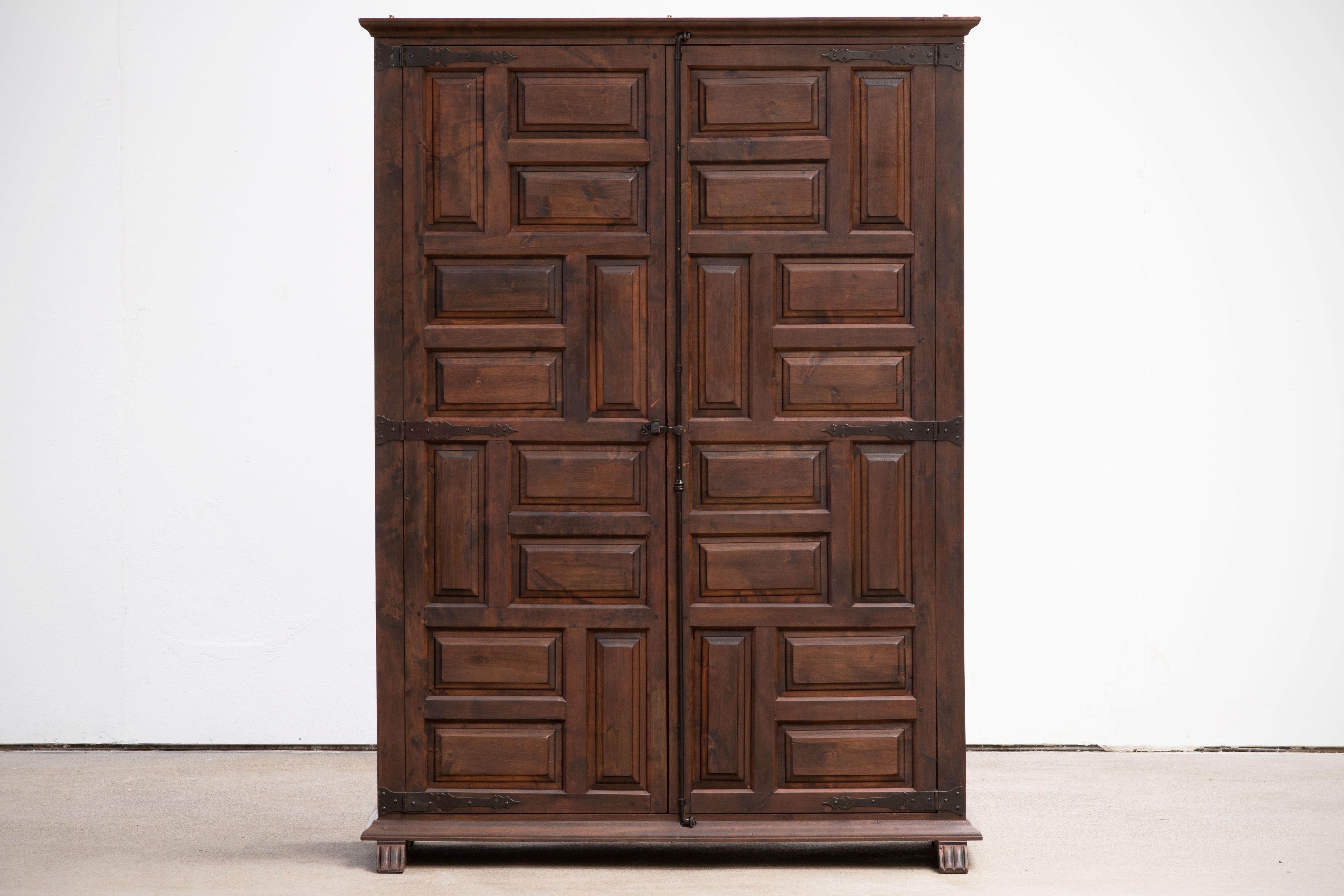 19th Catalan Spanish Baroque Carved Walnut Tuscan Two doors Wardrobe or Cabinet In Good Condition In Wiesbaden, DE