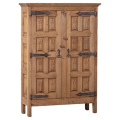 Armoire ou meuble de rangement toscan baroque espagnol du 19e siècle à deux portes en noyer sculpté