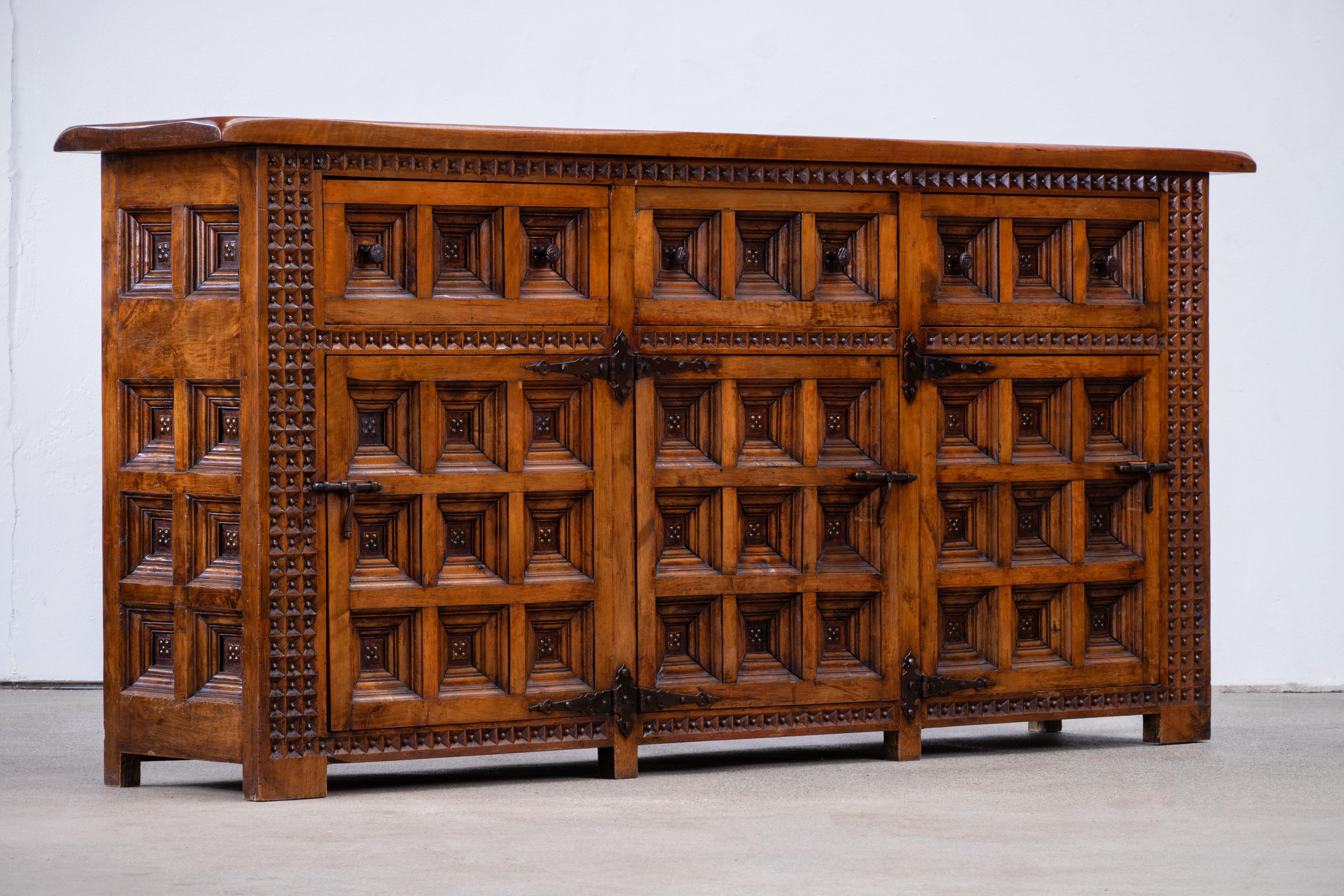 19th Catalan Spanish Baroque Carved Walnut Tuscan Two Drawers Credenza or Buffet In Good Condition In Kaštel Sućurac, Splitsko-dalmatinska županija