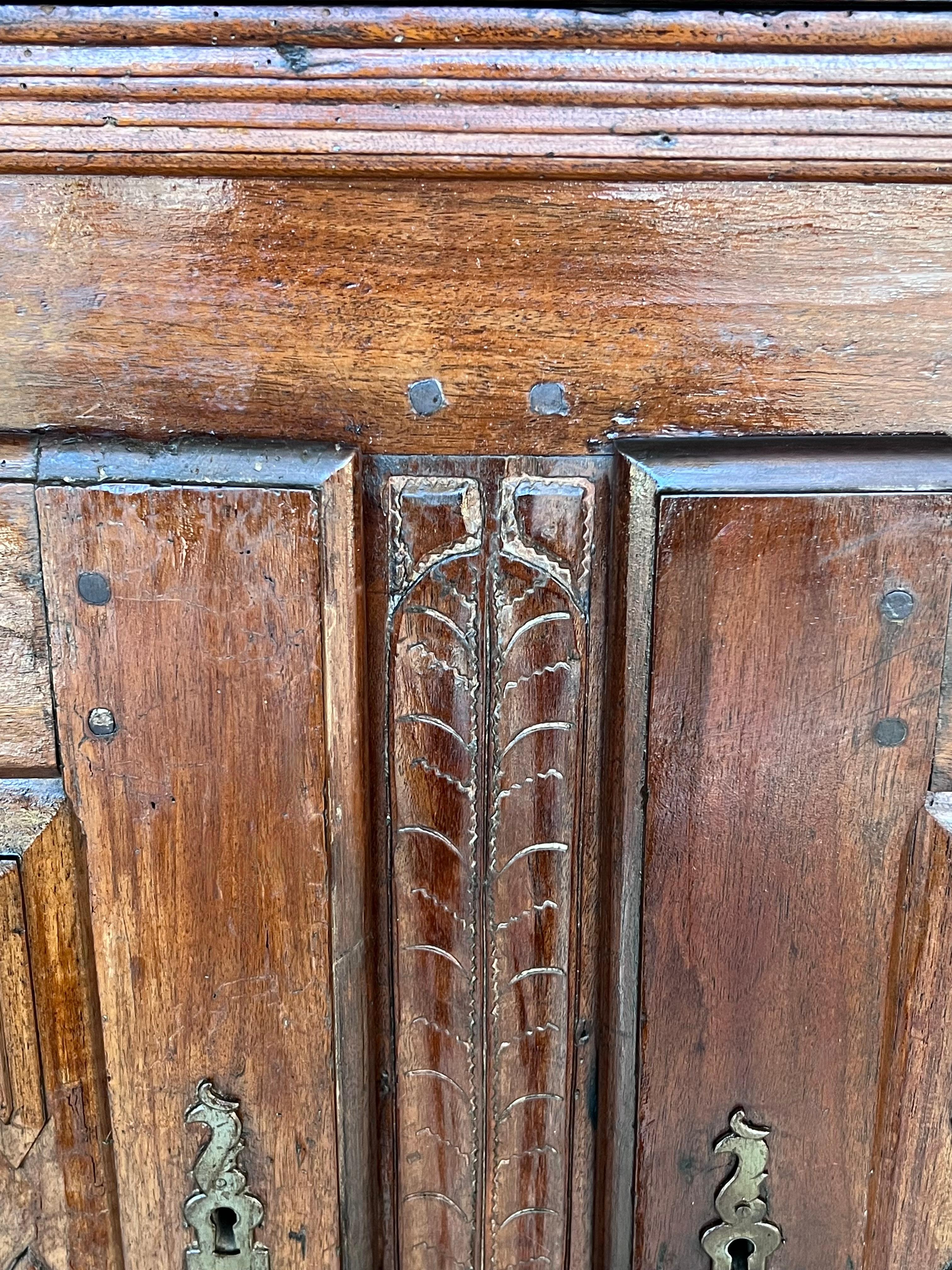 Spanischer Schrank auf Ständer aus geschnitztem Nussbaum und Eisen Stretcher aus dem 19. Jahrhundert im Angebot 4