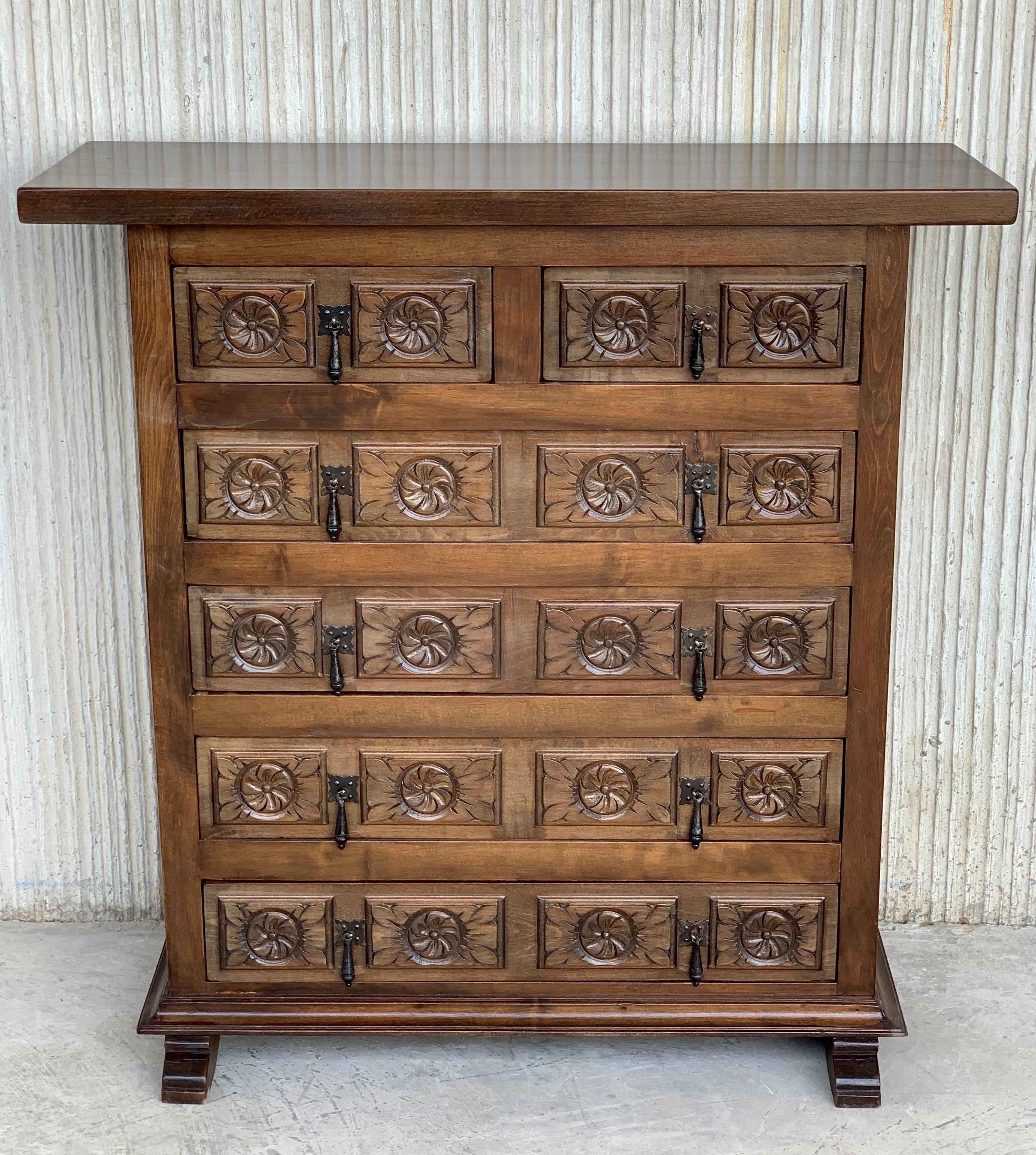 19th Catalan Spanish carved walnut chest of drawers, Highboy or Console
Country Provincial Chiffoniere was fashioned from solid walnut and features six drawers carved with charming detail and fitted with unusually intricate cast brass pulls,
circa