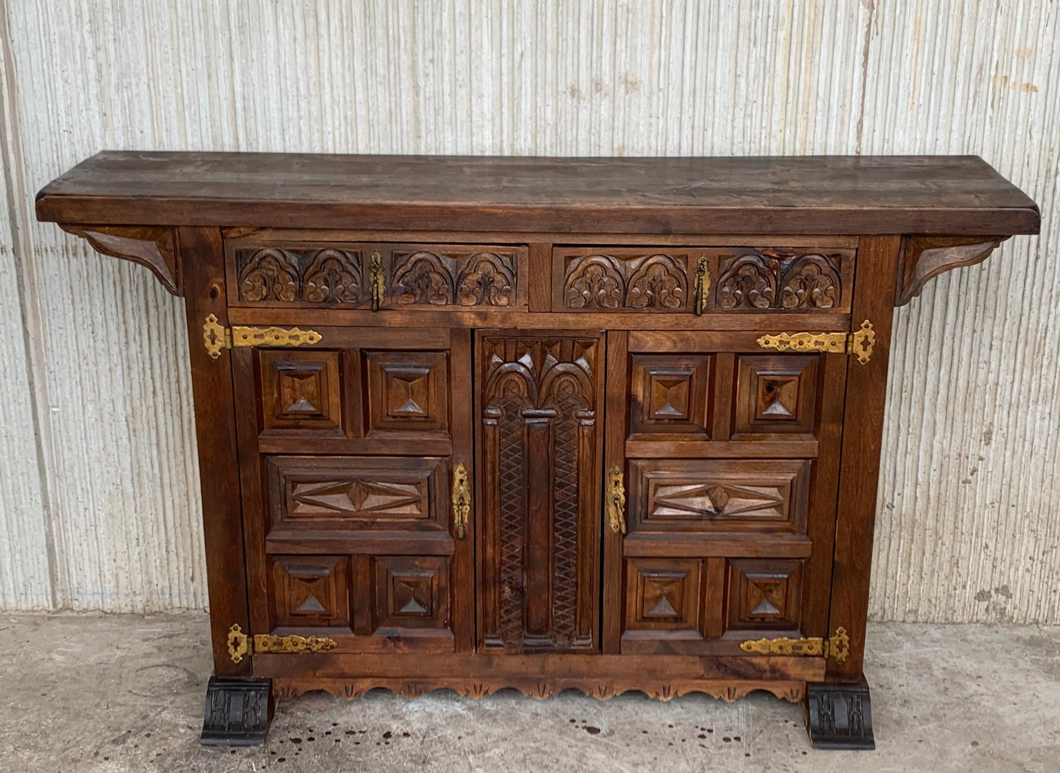 Very good quality carved Spanish cabinet cupboard, circa 1880. Beautifully carved in walnut, with good color and patina. Features six carved panels on the doors and two drawers with carved decoration with acanthus leaves and geometrical figures. The